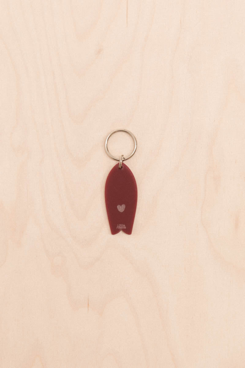 Surf keychain with heart motif in neutral tones