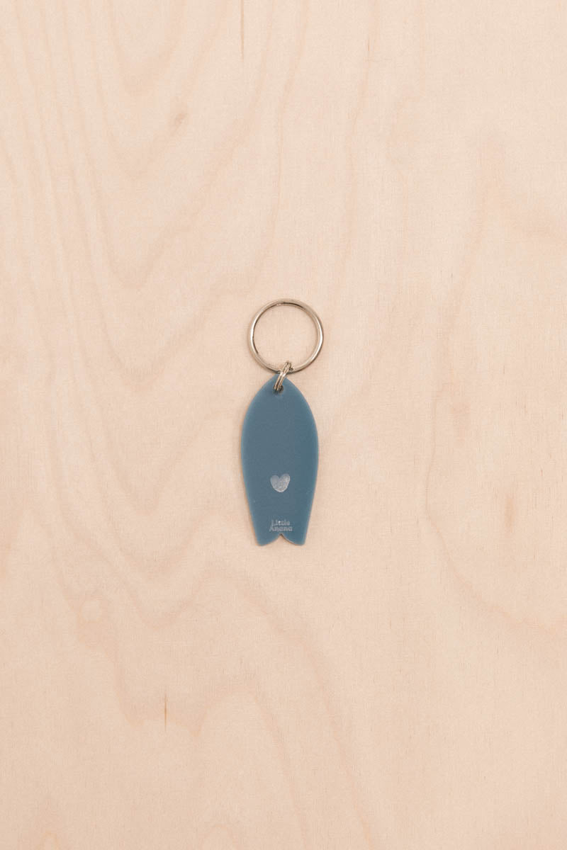 Surf keychain with heart motif in neutral tones