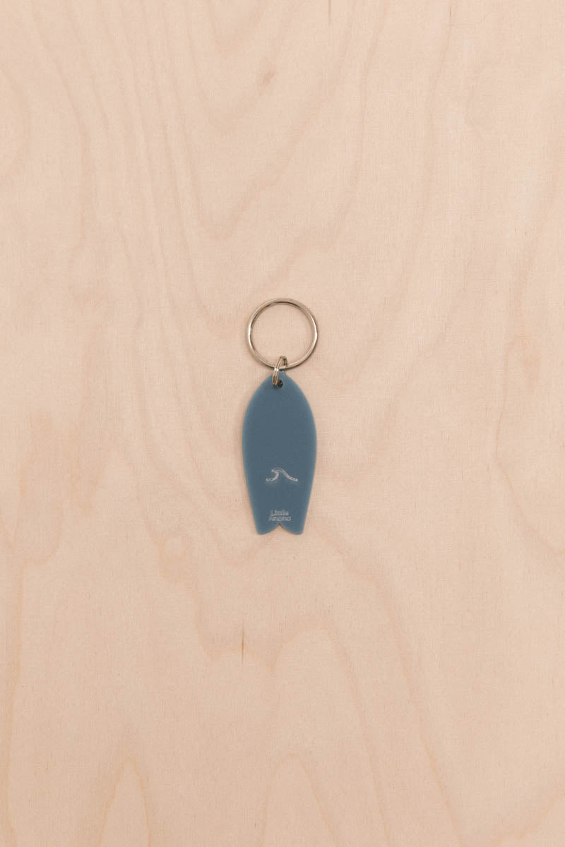 Surf keychain with wave pattern in neutral tones