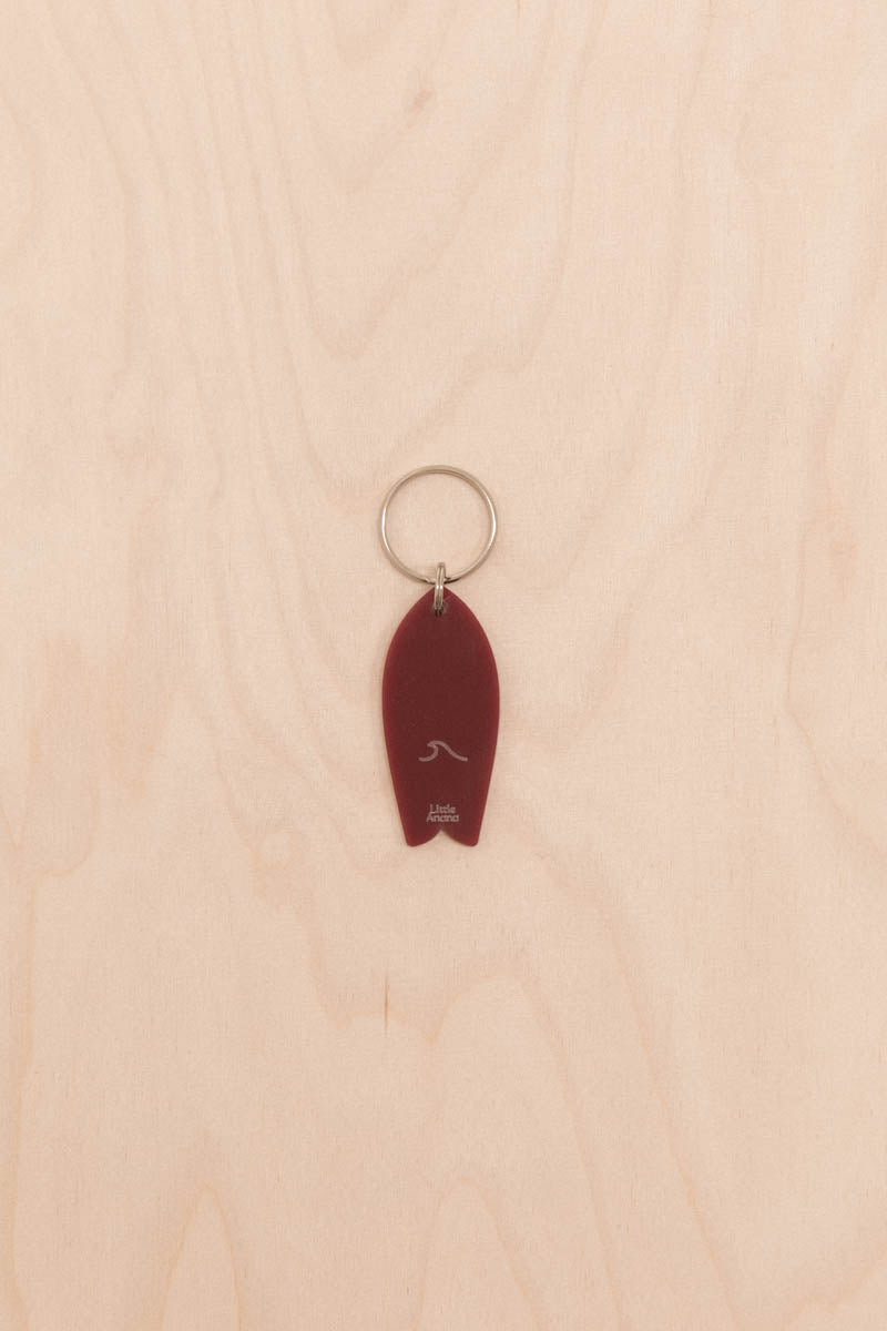 Surf keychain with wave pattern in neutral tones