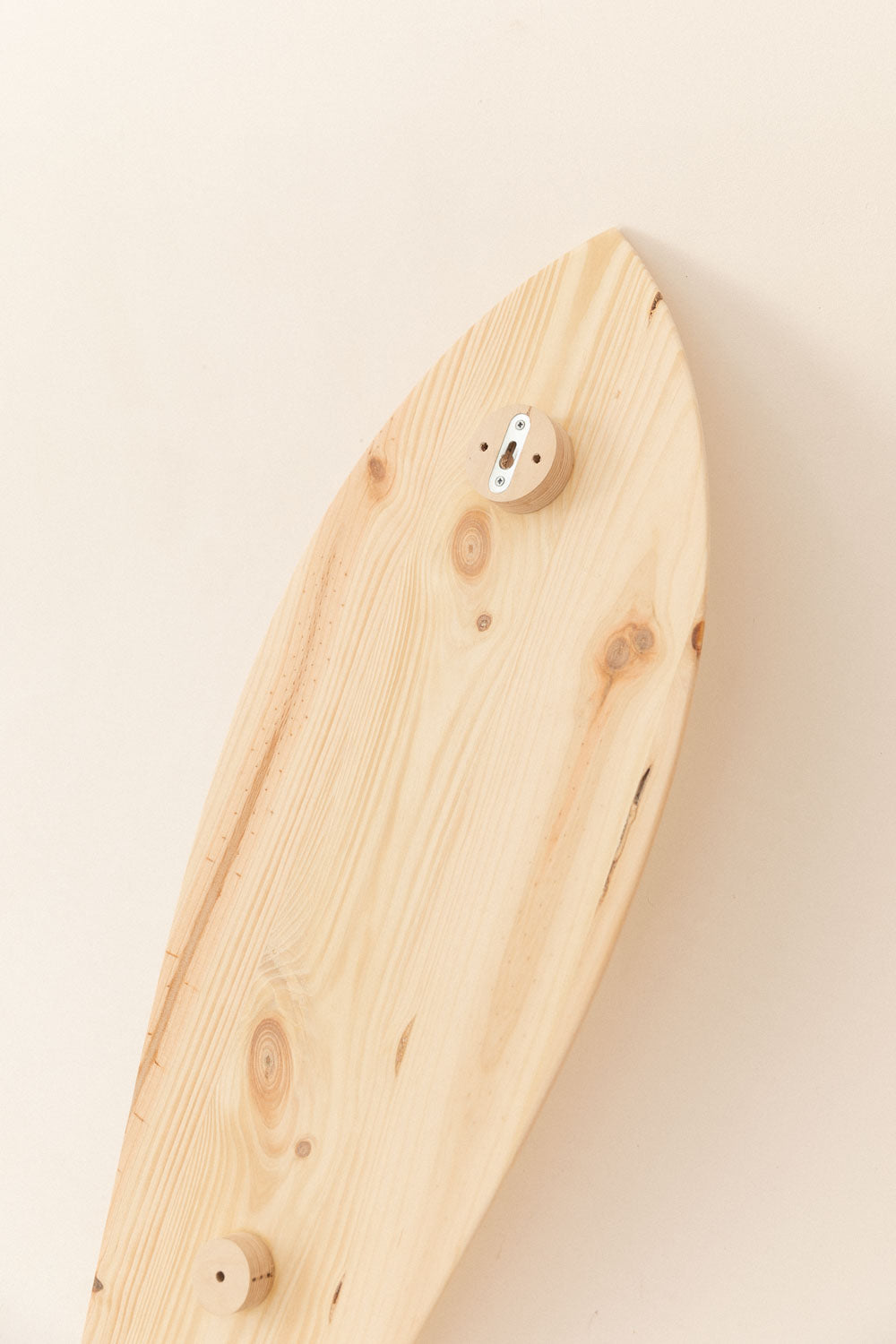 Petite planche de surf de décoration en bois
