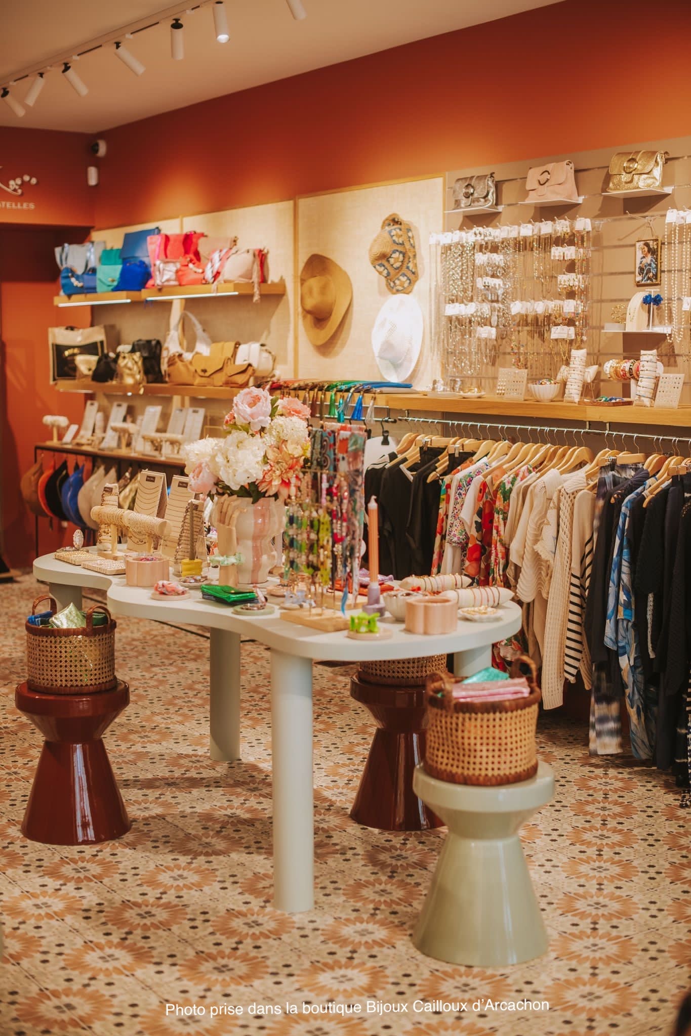 Table à manger HARICOT colorée