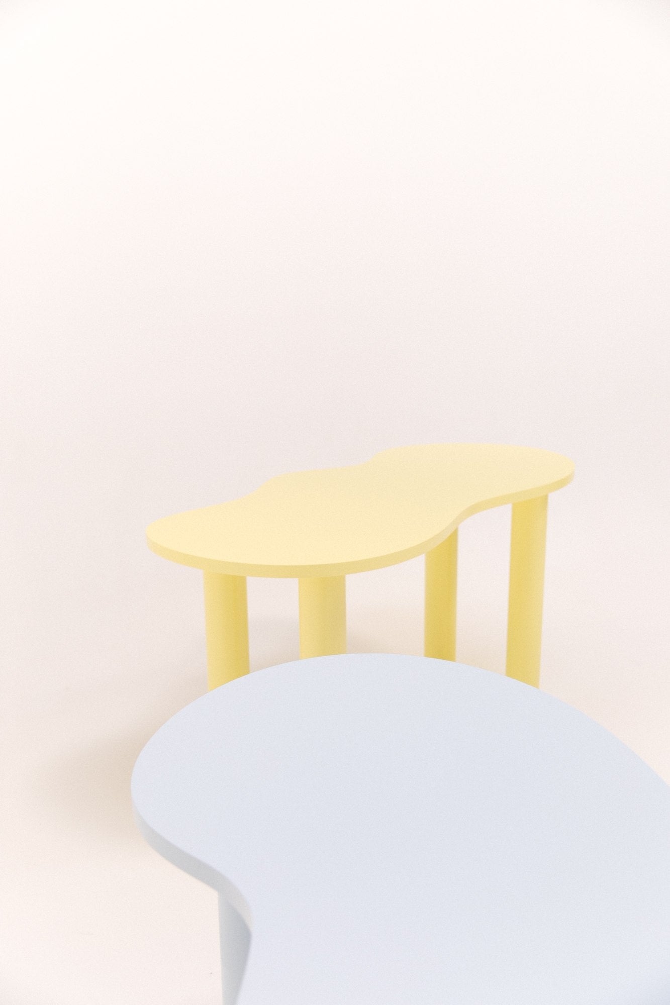 Petite table à manger HARICOT colorée