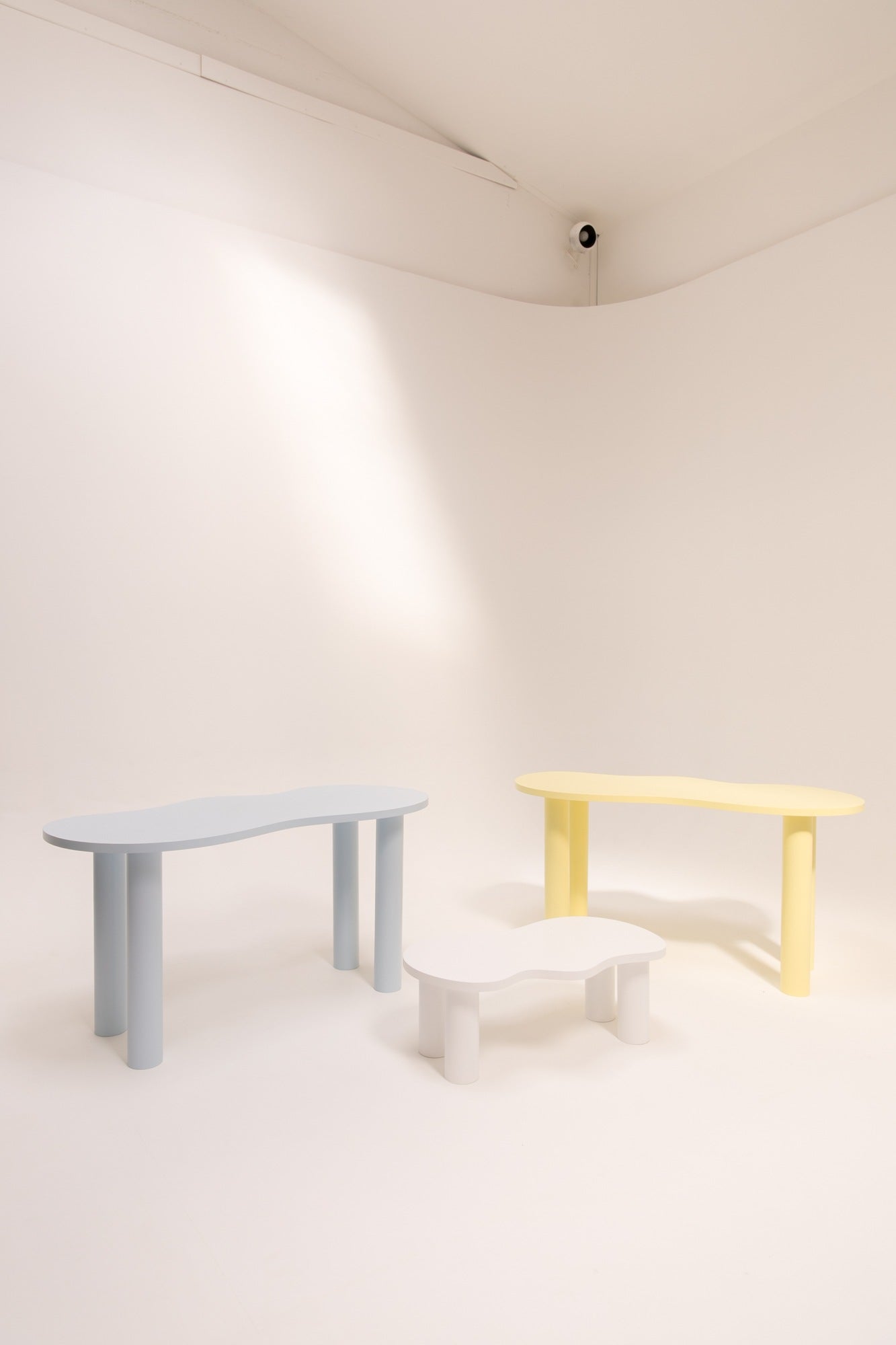 Petite table à manger HARICOT colorée