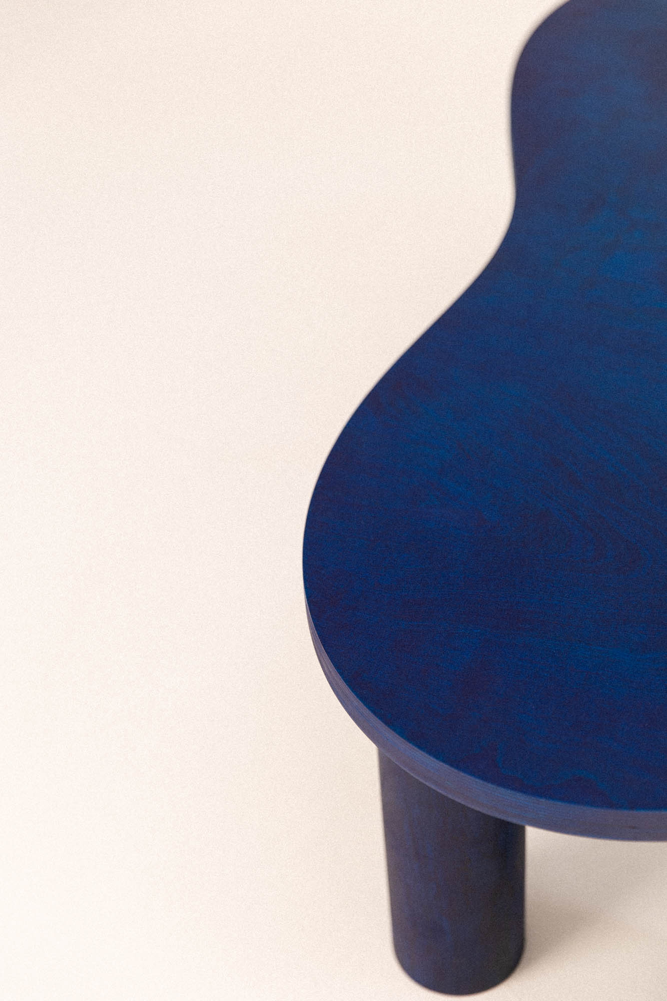 Table basse HARICOT bleue – modèle d’exposition