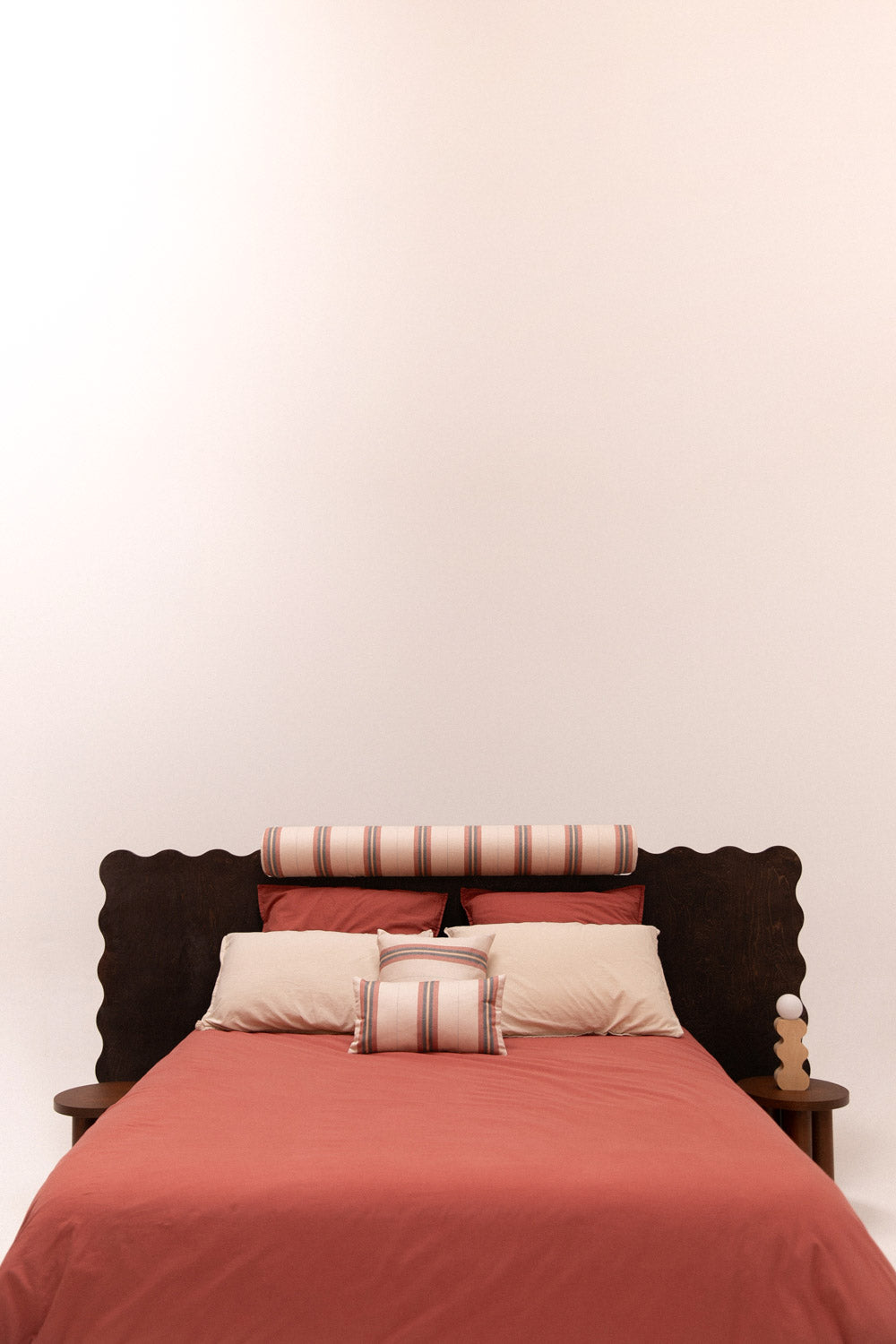 Tête de lit forme organique avec étagères intégrées ONDO