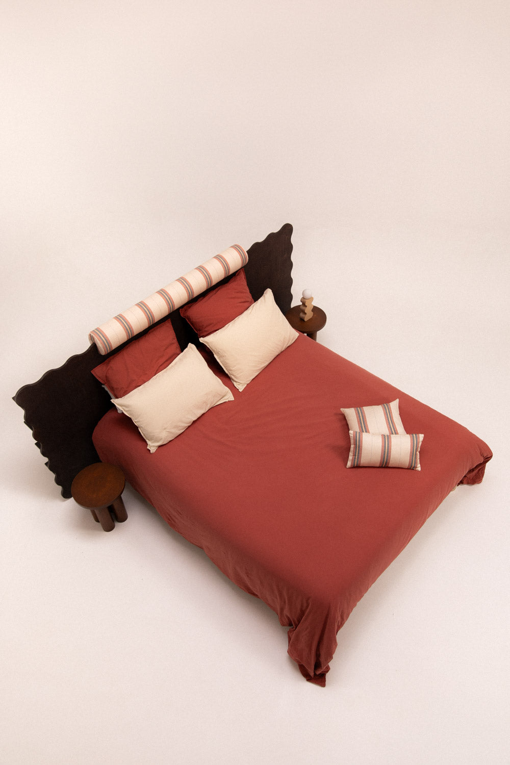 Tête de lit forme organique avec étagères intégrées ONDO