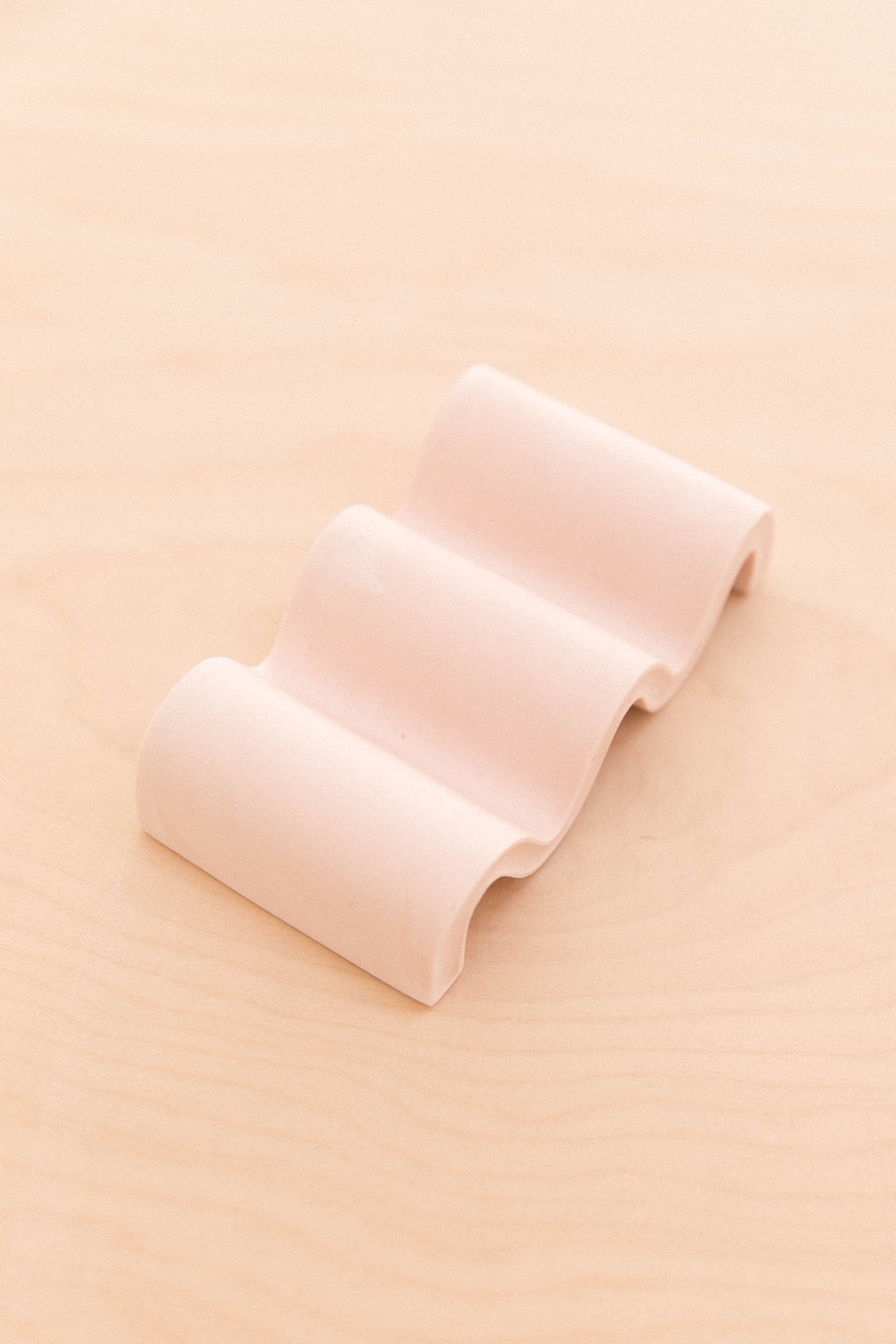 Jesmonite wave-shaped sponge holder