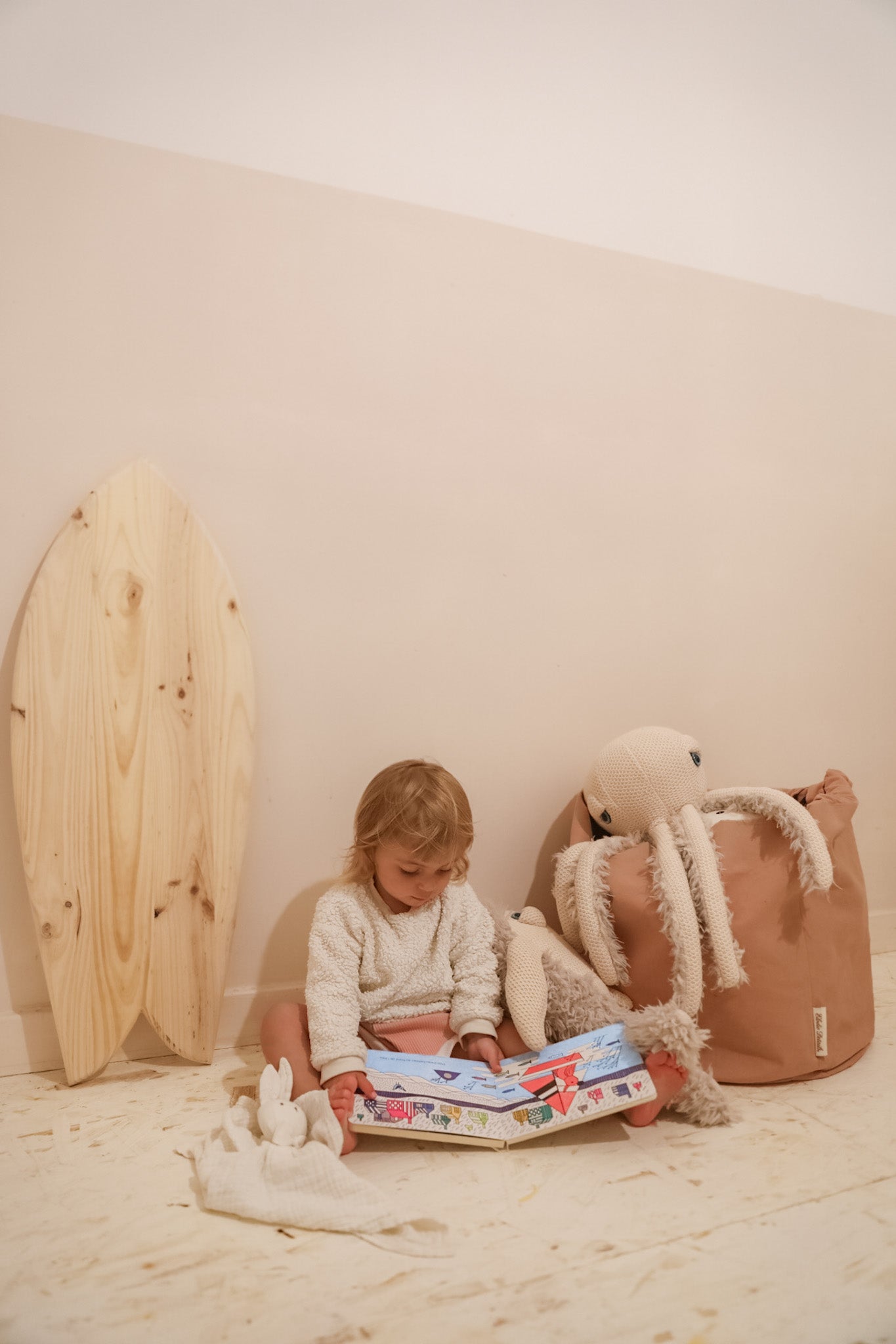 Petite planche de surf de décoration en bois