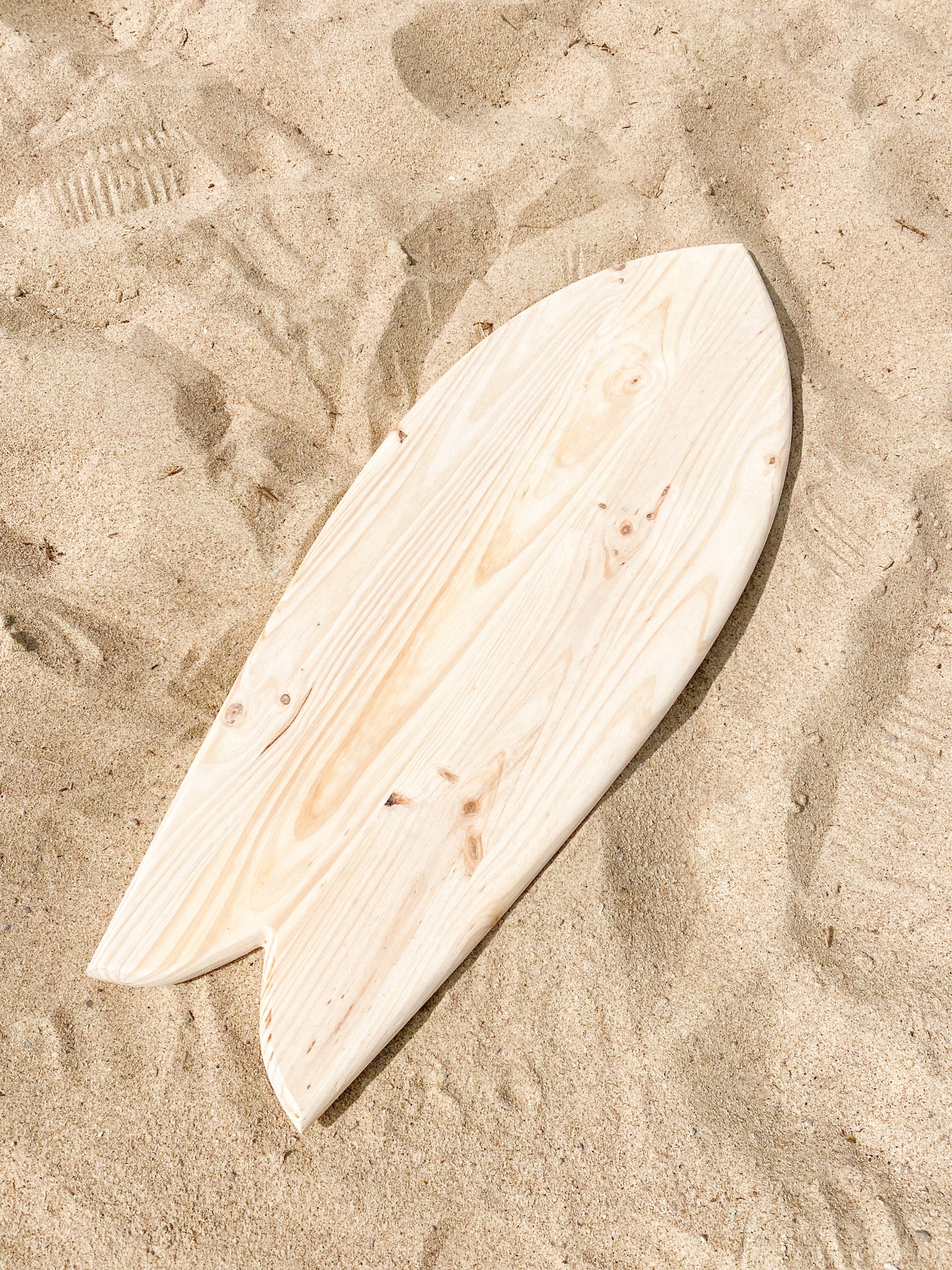 Petite planche de surf de décoration en bois