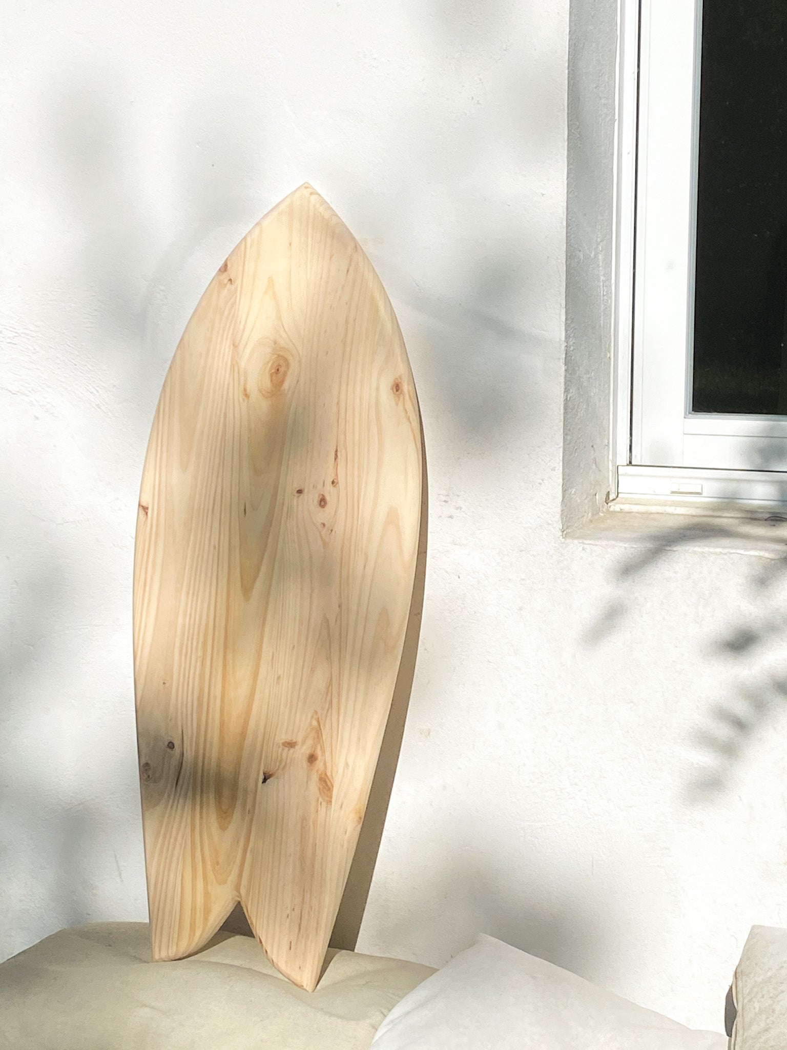 Petite planche de surf de décoration en bois