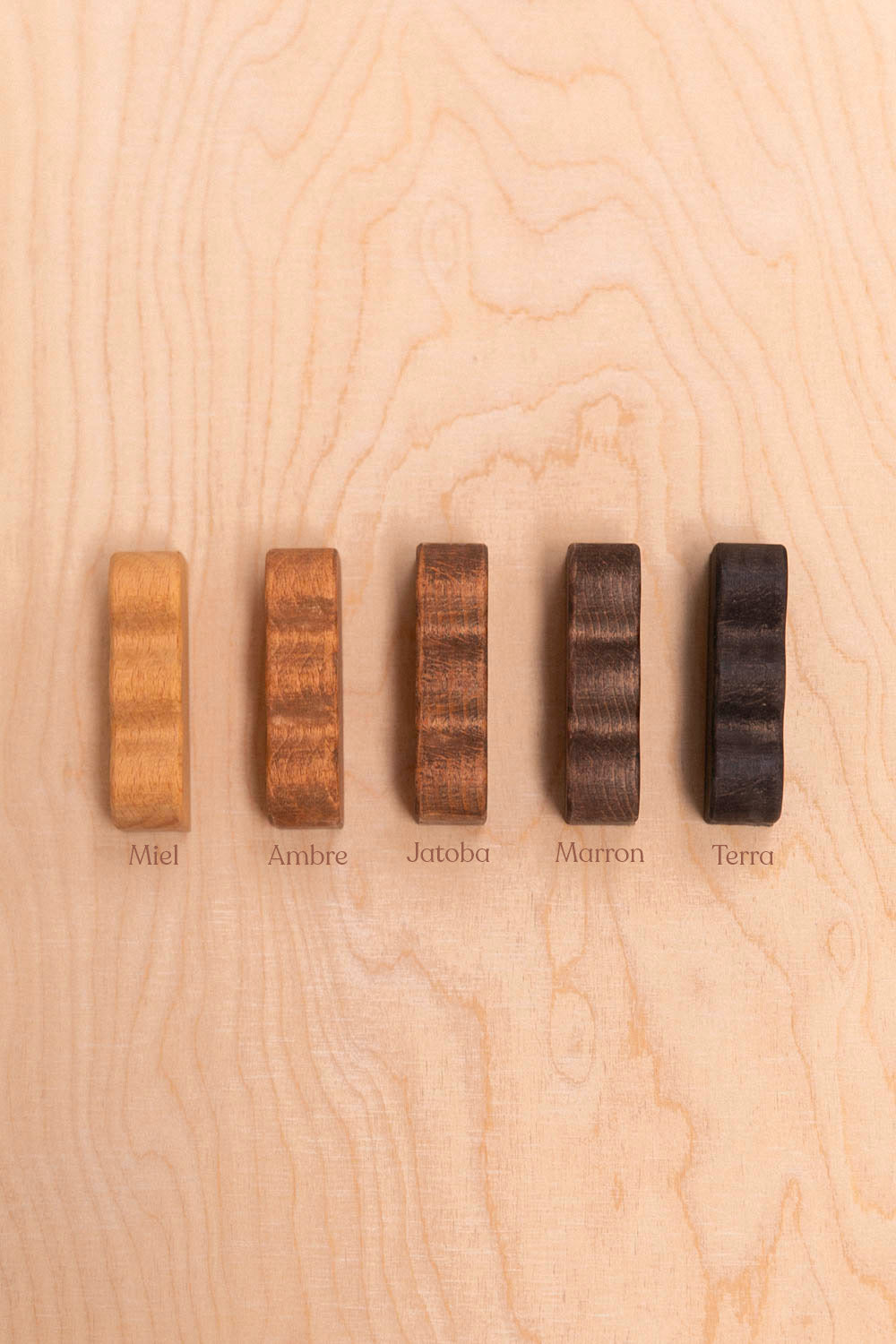 Bouton de meuble ondulations sur le côté en chêne