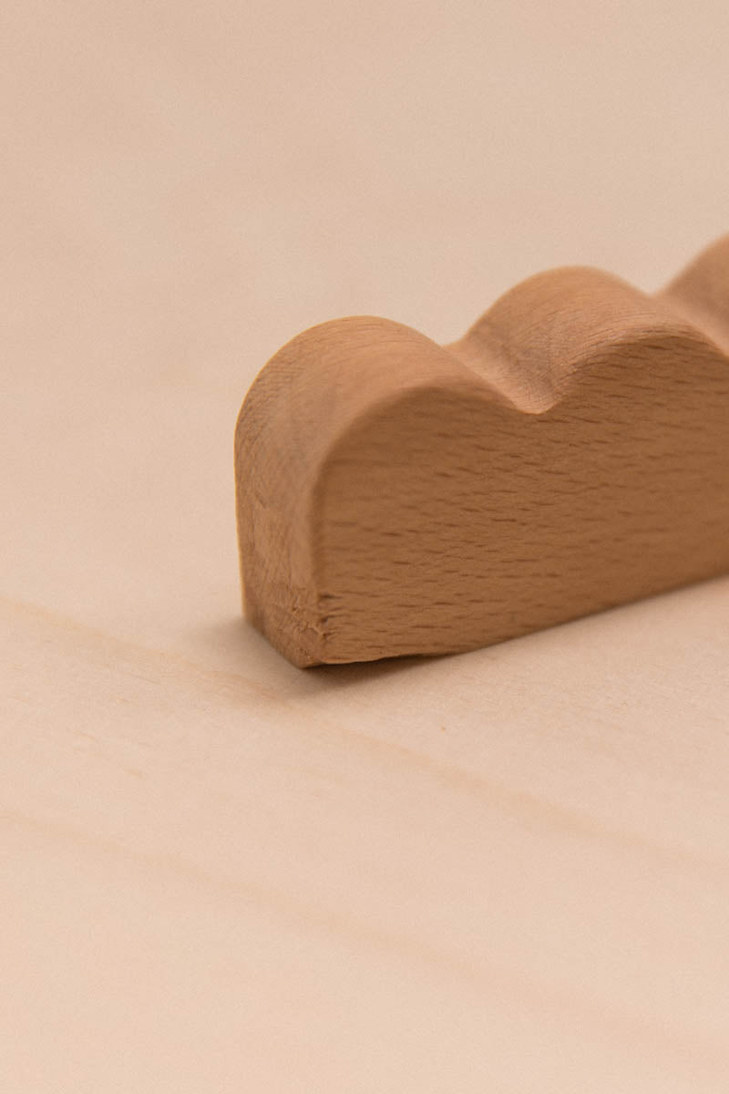 Bouton de meuble ondulé en hêtre imparfait