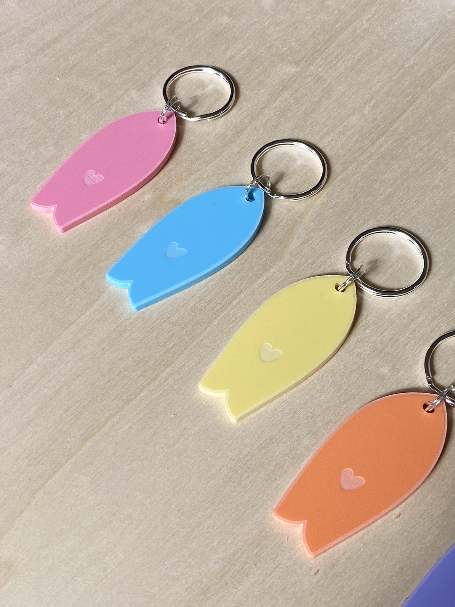 Porte-clés Surf motif coeur Pastel