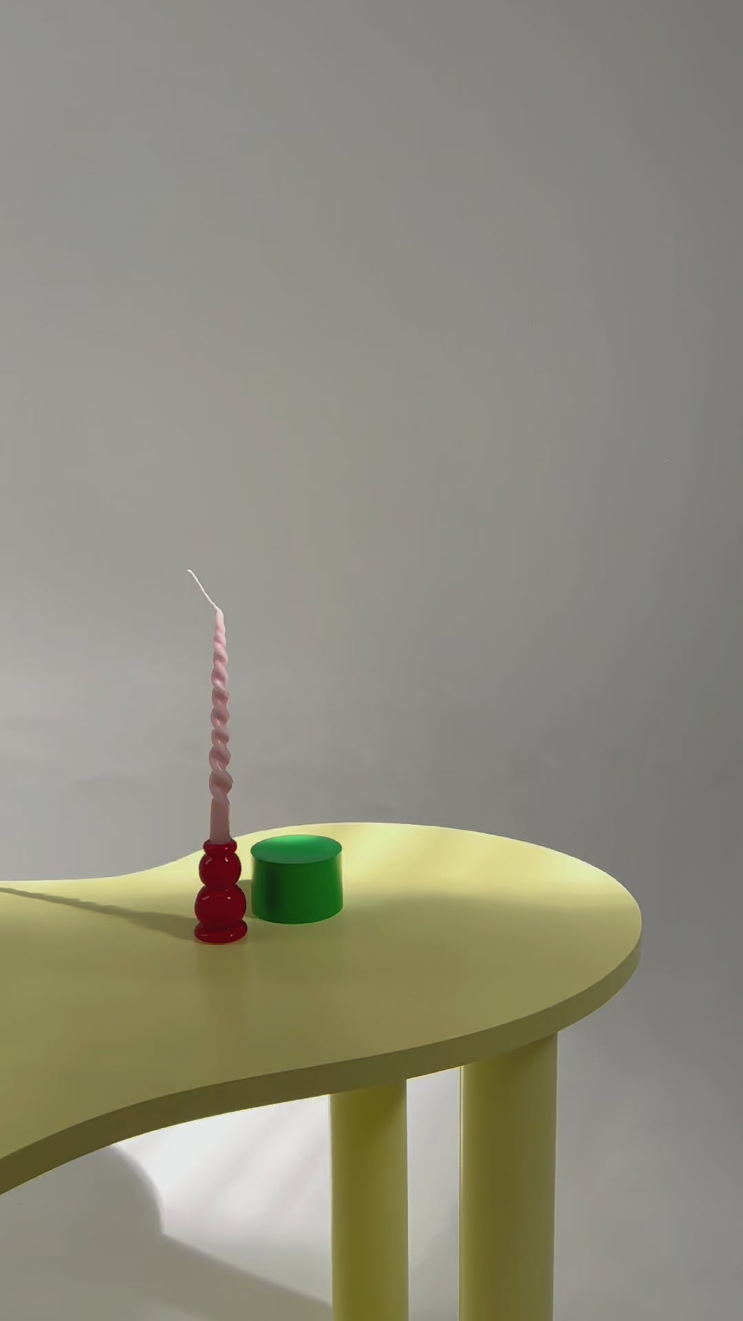 Charger la vidéo : Petite table à manger HARICOT colorée