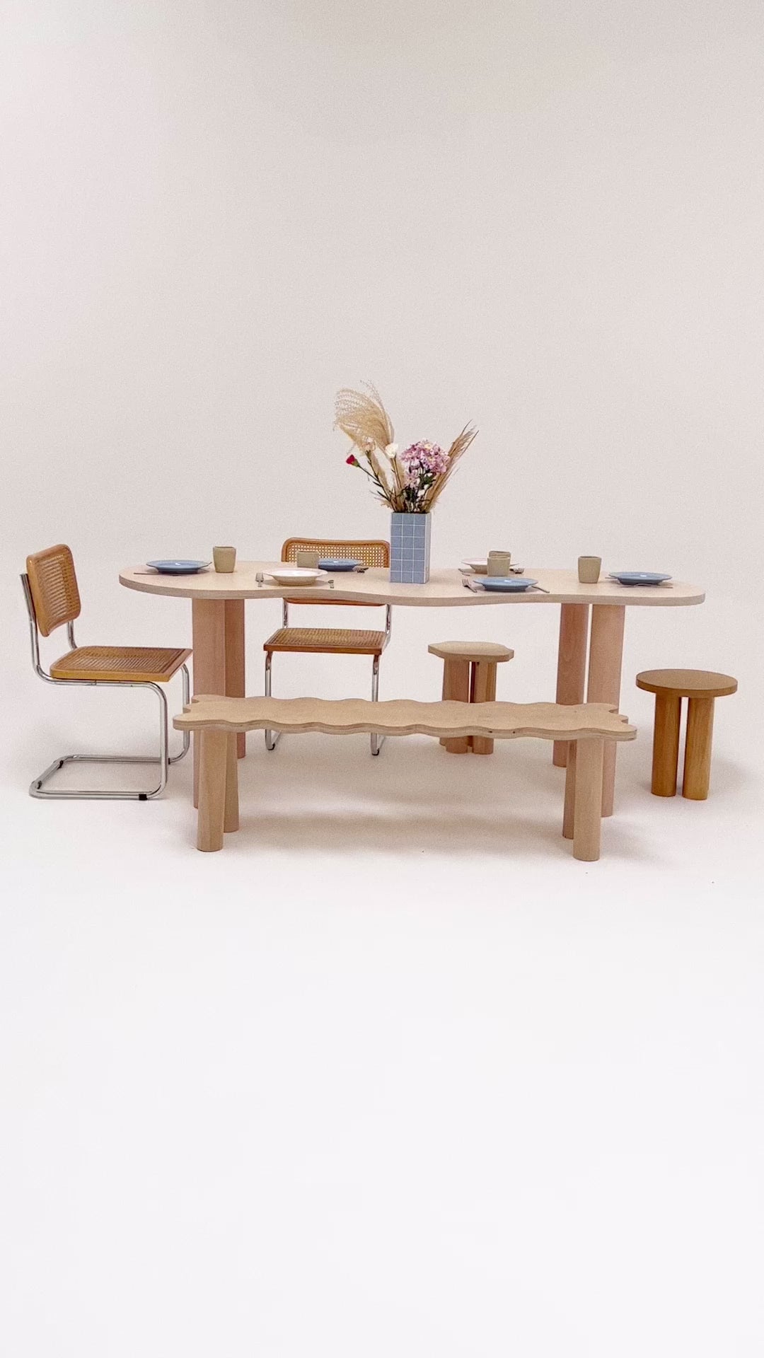 Charger la vidéo : Table à manger HARICOT naturelle