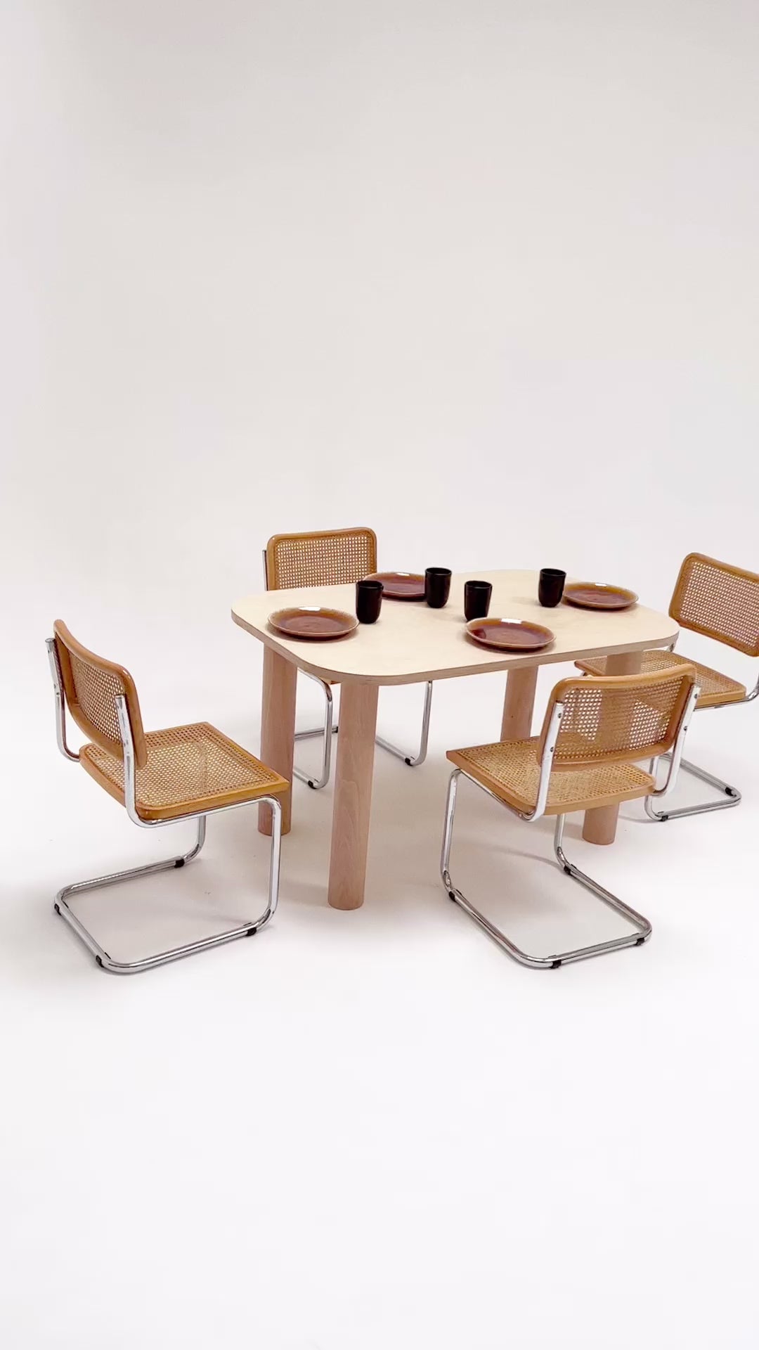 Charger la vidéo : Petite table à manger SEQUOIA naturelle