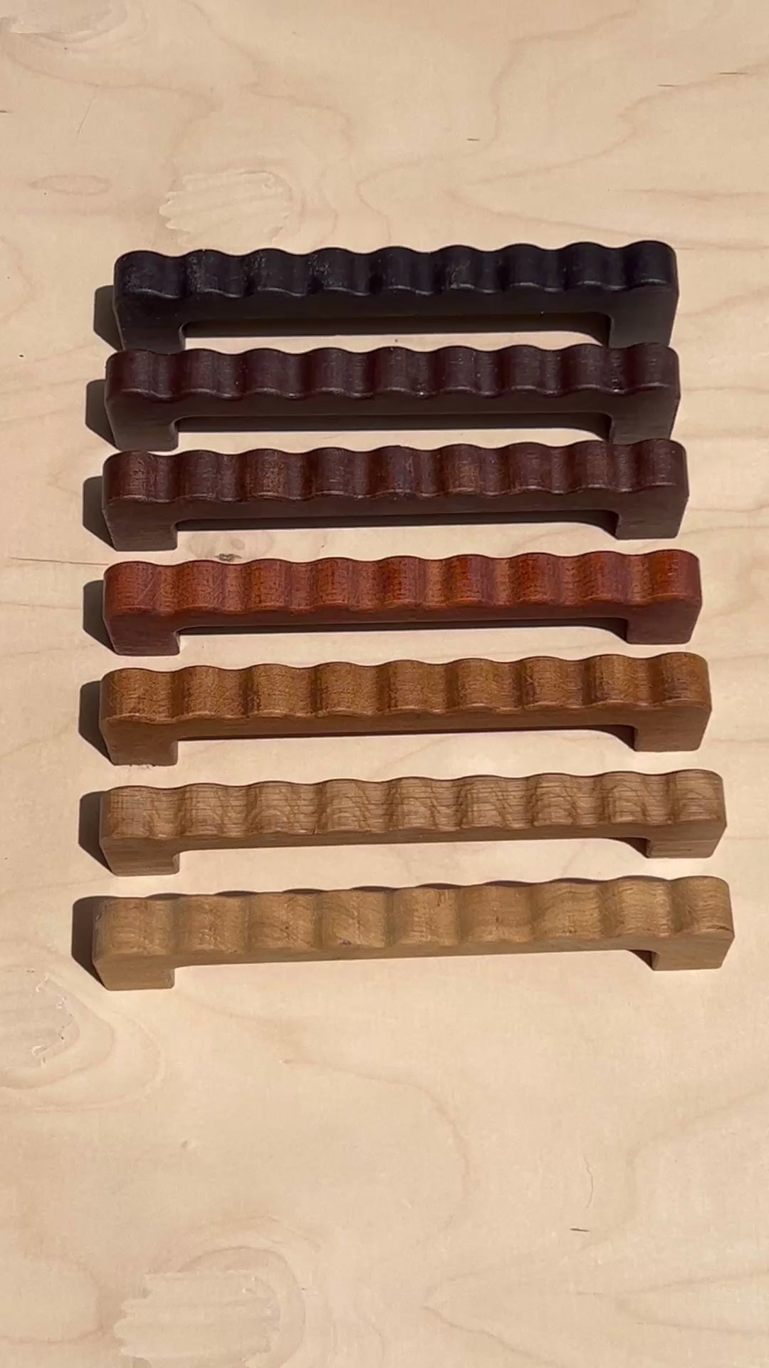 Charger la vidéo : Grande poignée ondulée en chêne