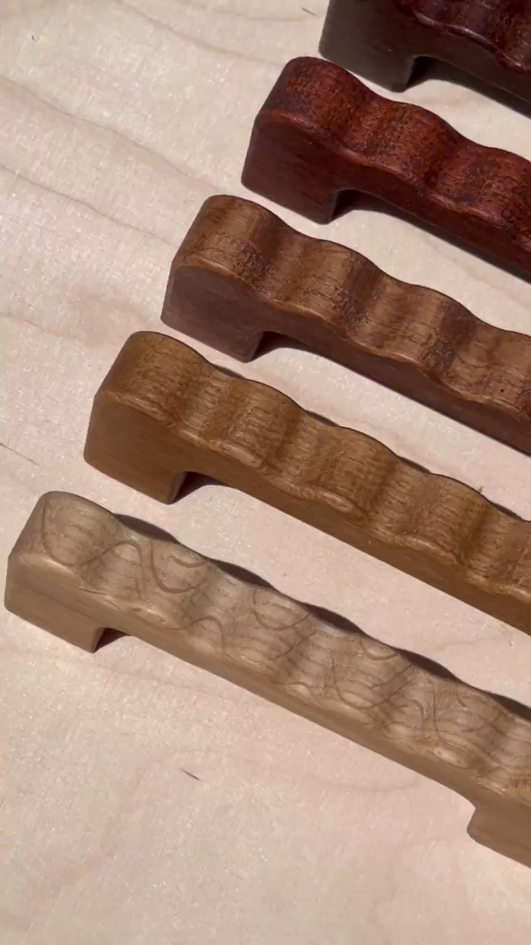 Charger la vidéo : Poignée ondulée en chêne