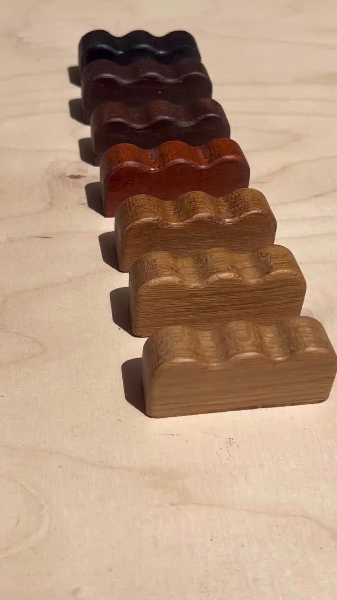 Charger la vidéo : Bouton de meuble ondulé en chêne