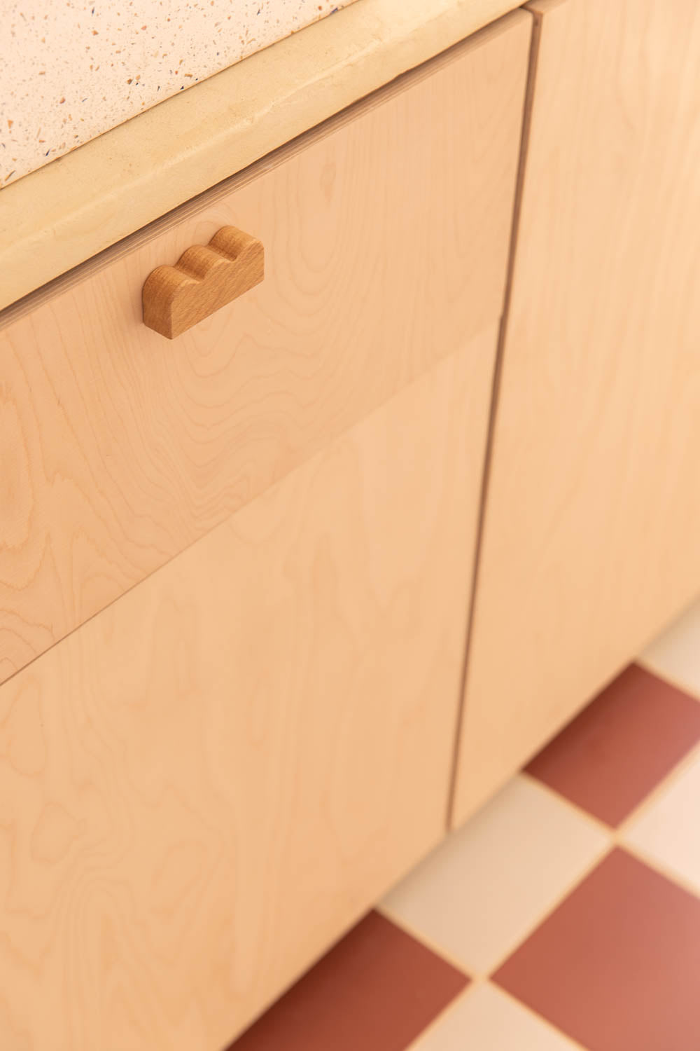 Bouton de meuble ondulations sur le côté en chêne