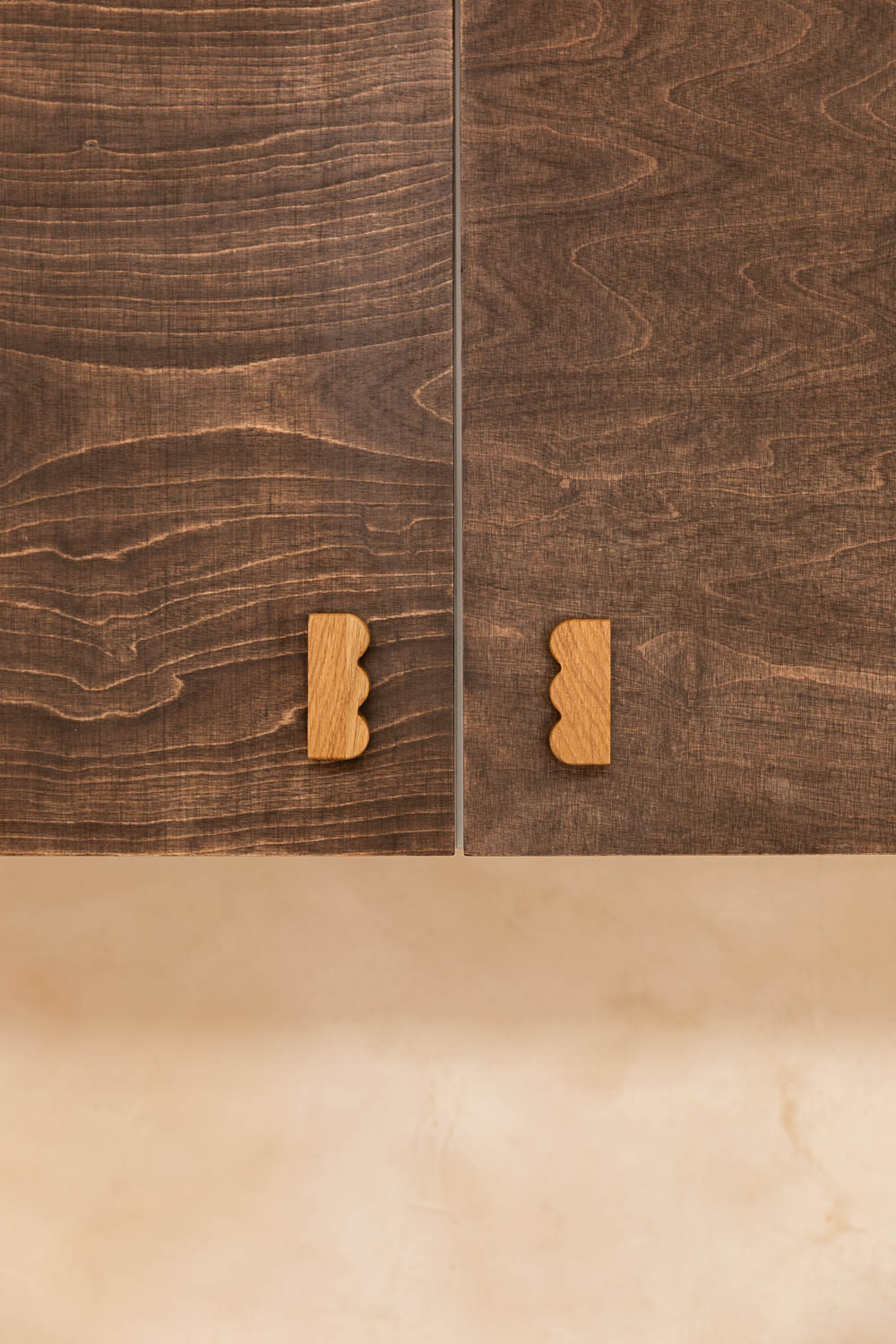 Bouton de meuble ondulations sur le côté en chêne