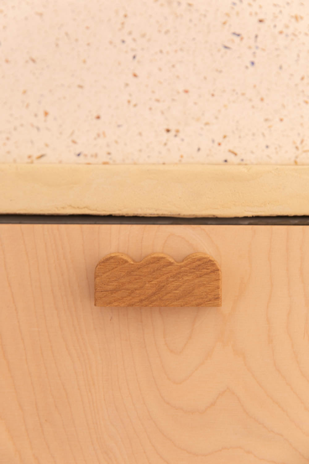 Bouton de meuble ondulations sur le côté en chêne