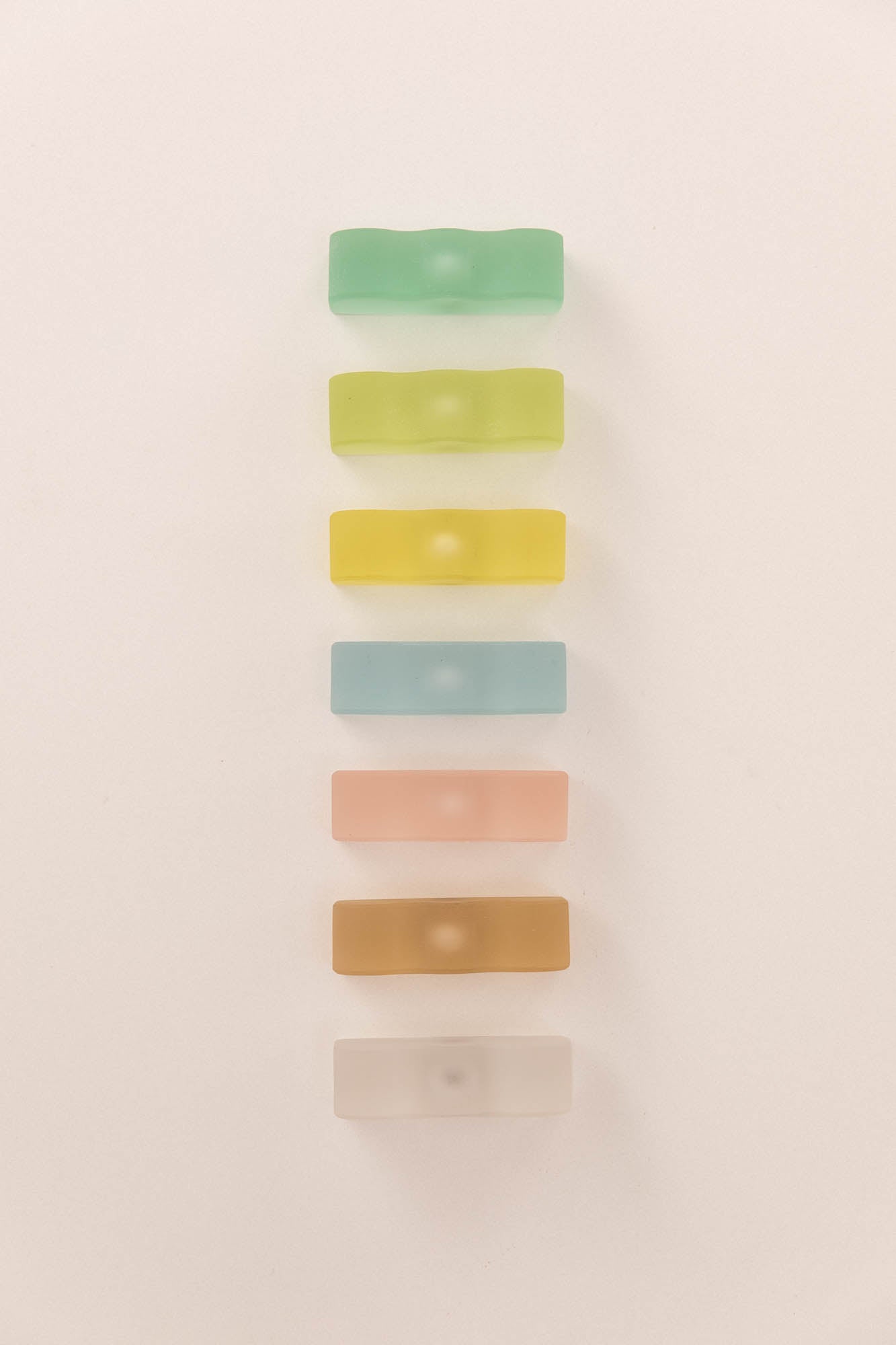 Wavy resin knob