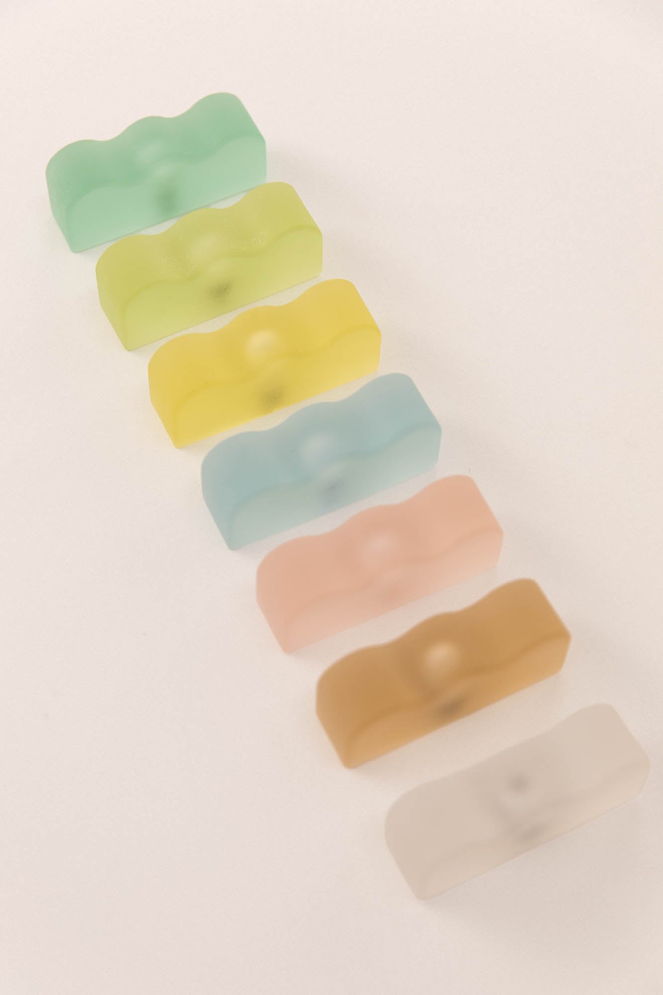 Wavy resin knob