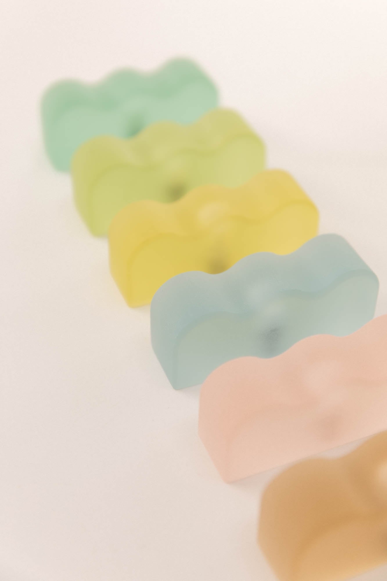 Wavy resin knob