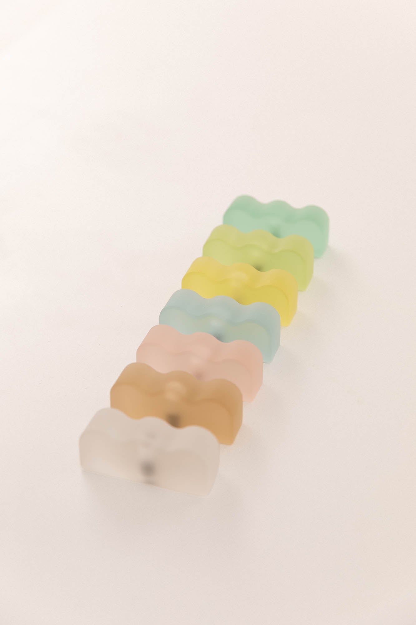 Wavy resin knob