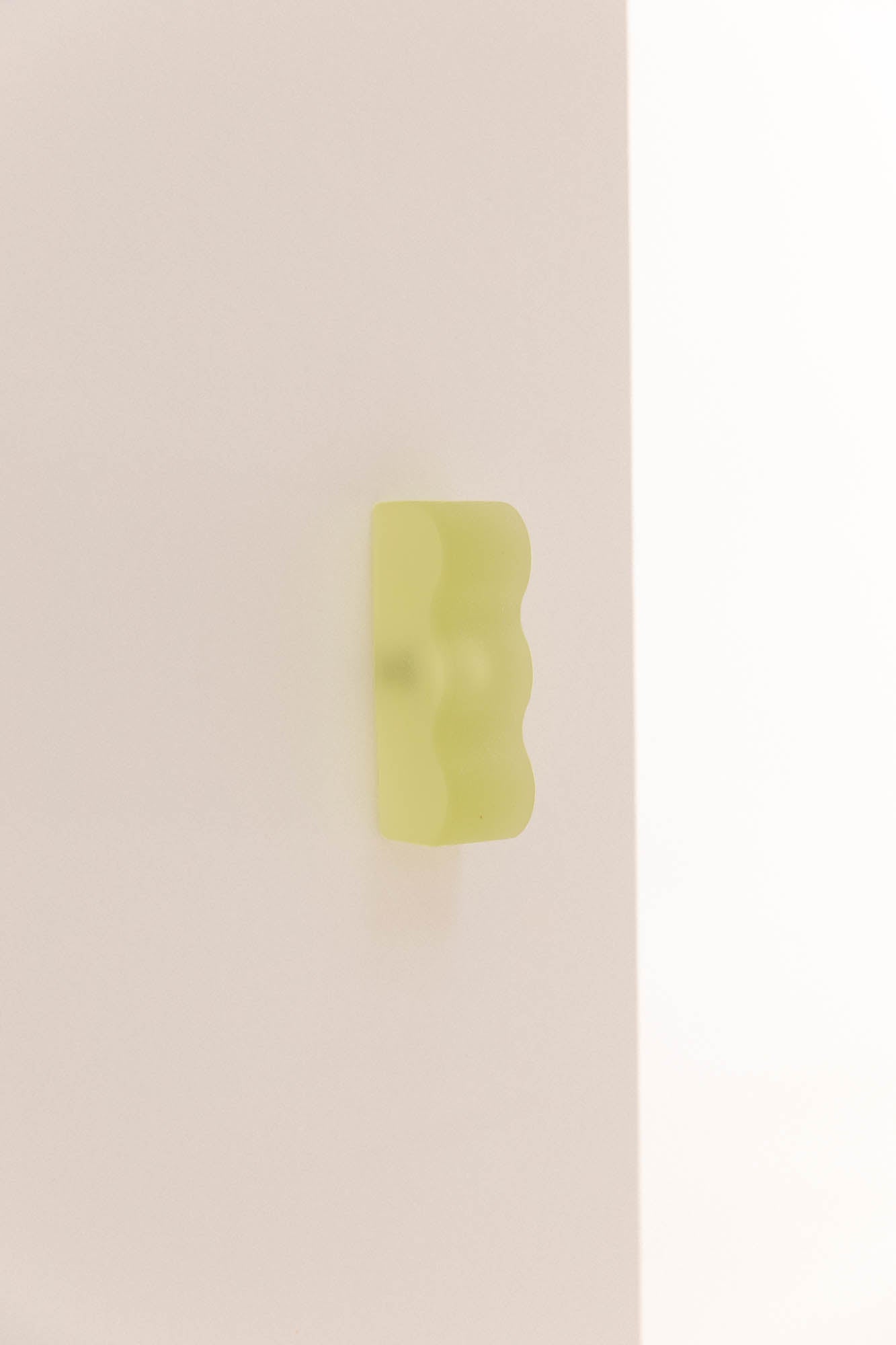 Wavy resin knob
