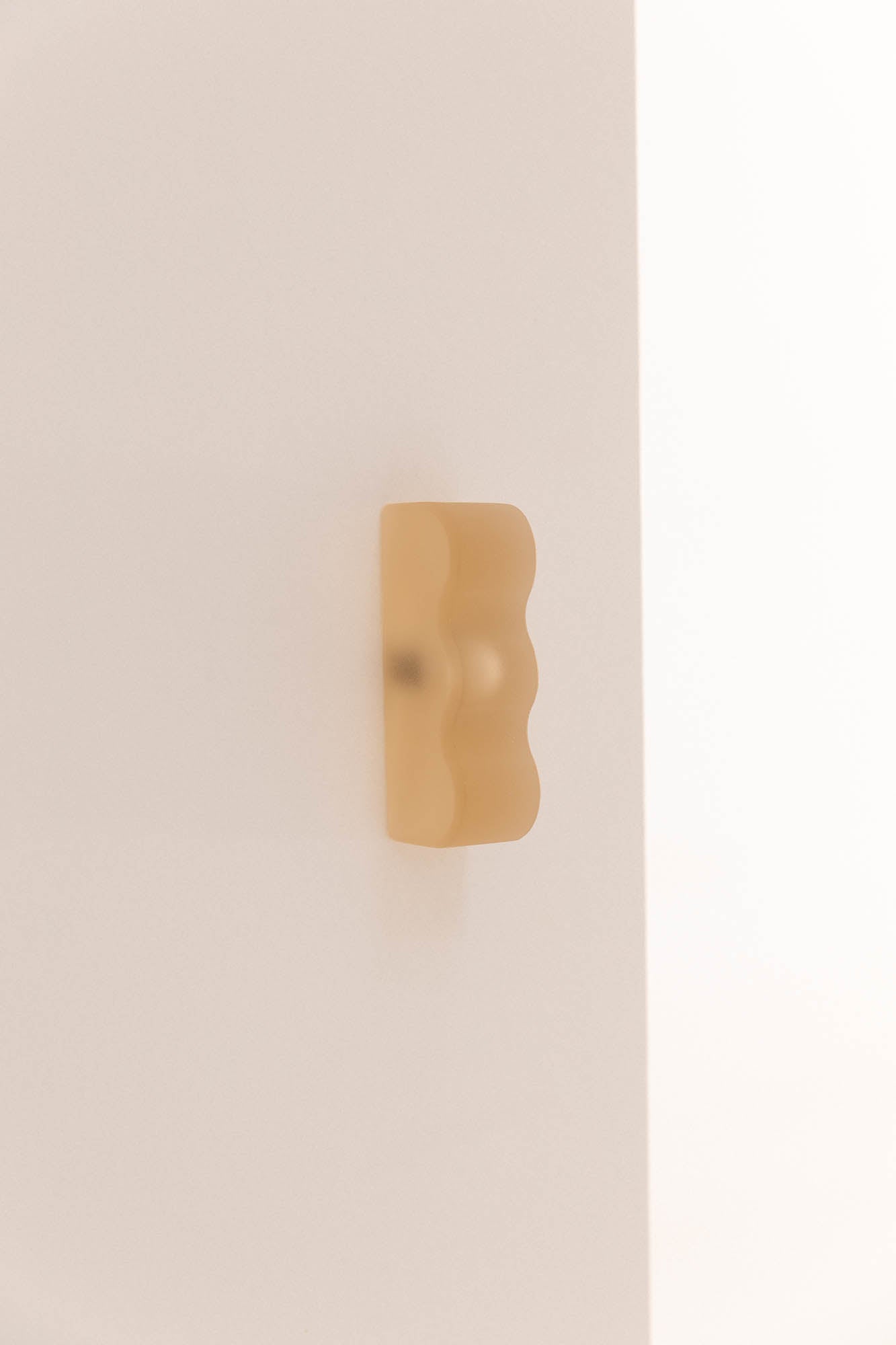 Wavy resin knob