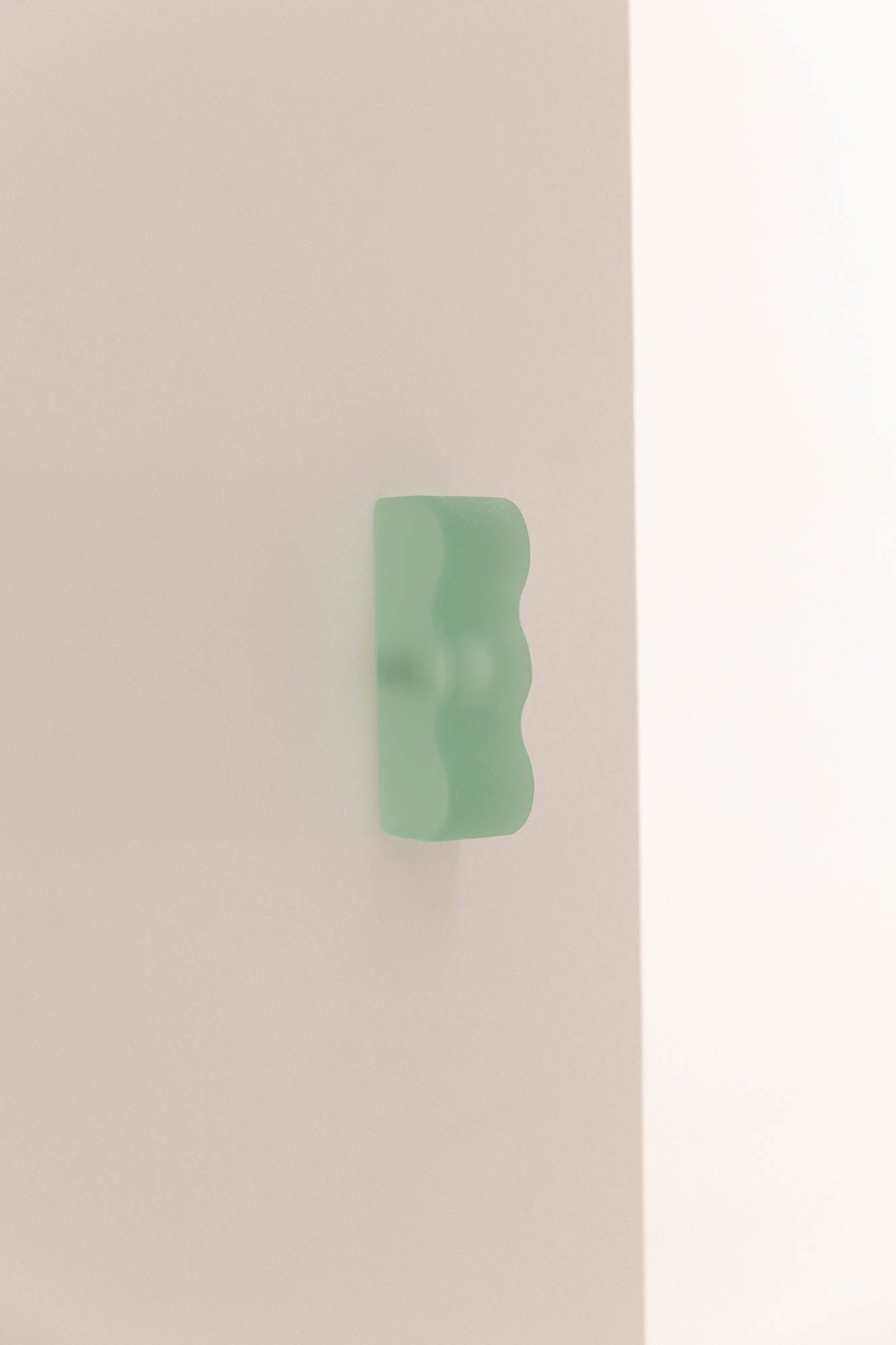 Wavy resin knob