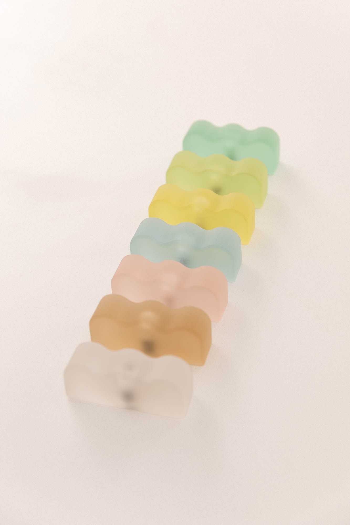 Wavy resin knob