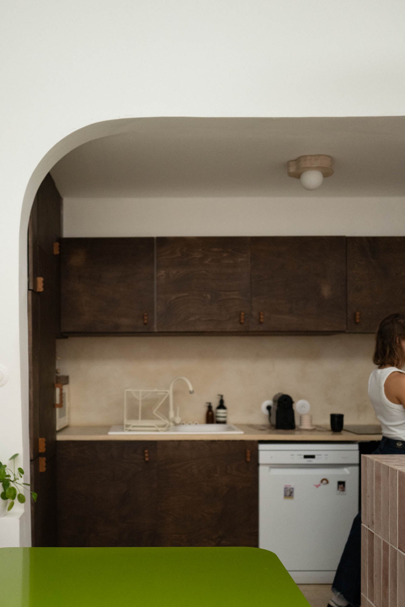 Wavy beech furniture knob