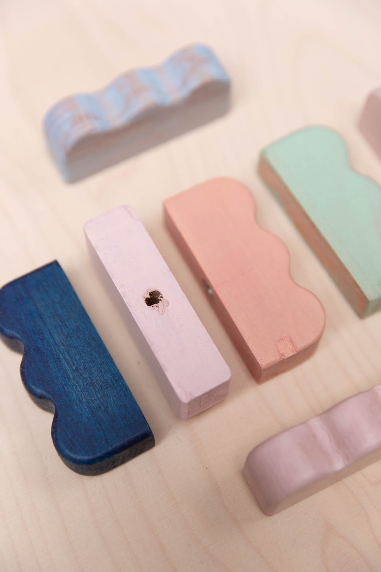 Bouton de meuble ondulé coloré imparfait