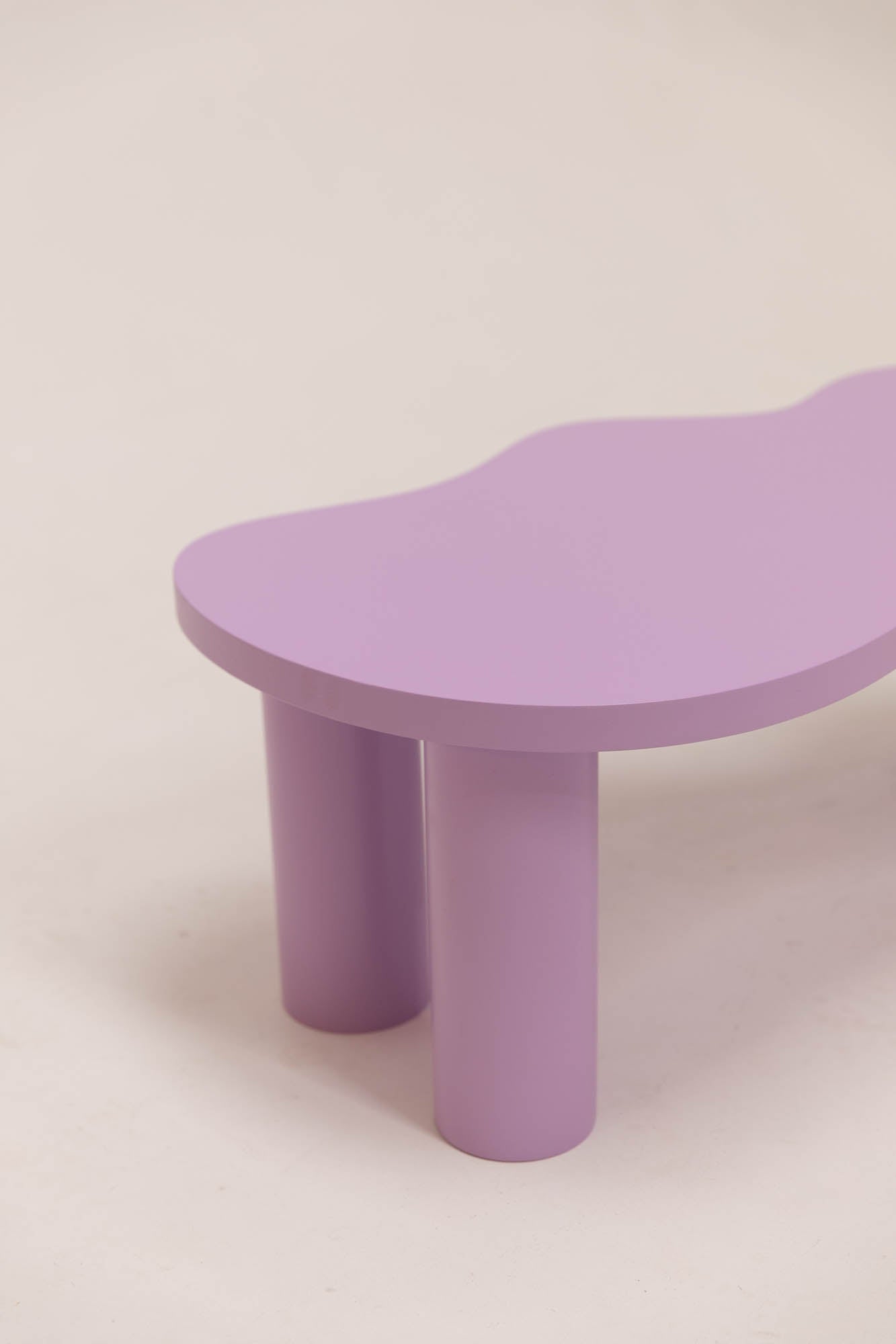 Petite table basse HARICOT colorée