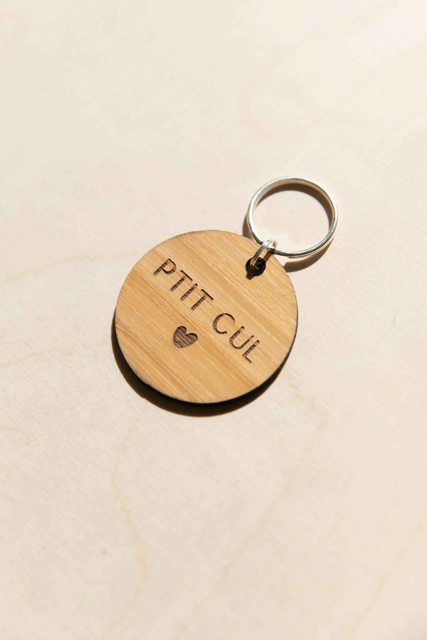 Porte-clés rond en bois P'tit cul