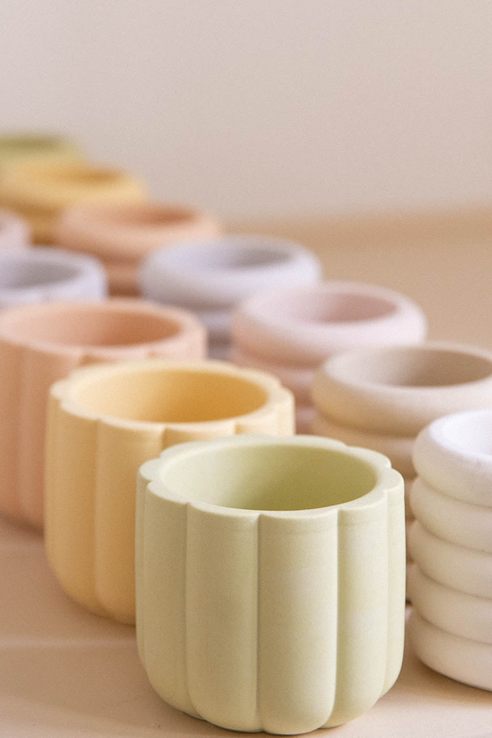 Pot forme fleur en jesmonite imparfait