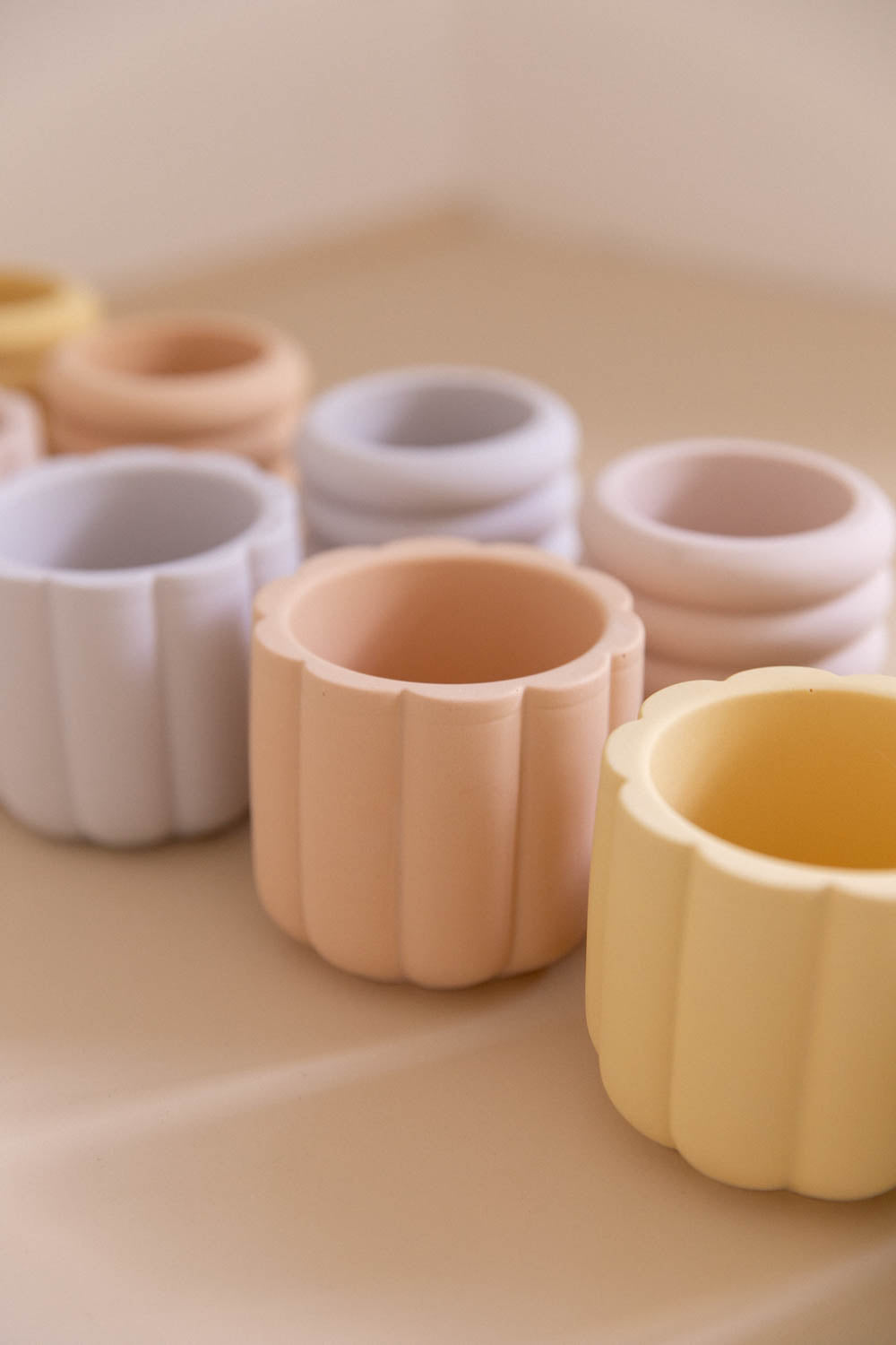 Pot forme fleur en jesmonite imparfait