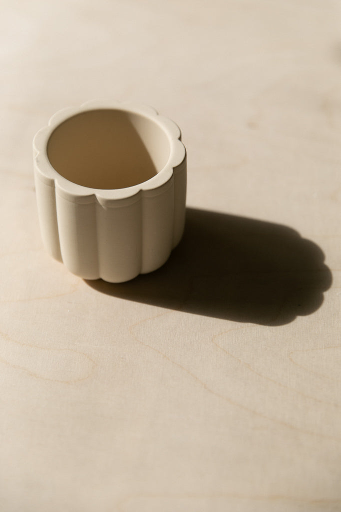 Pot forme fleur en jesmonite imparfait