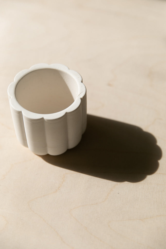 Pot forme fleur en jesmonite imparfait