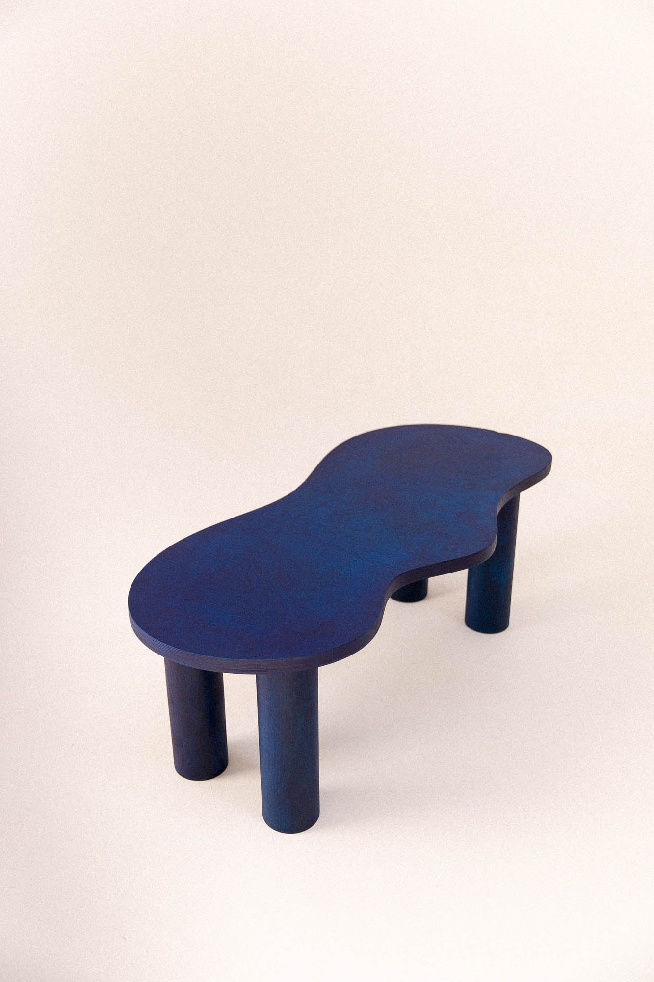 Table basse HARICOT bleue – modèle d’exposition