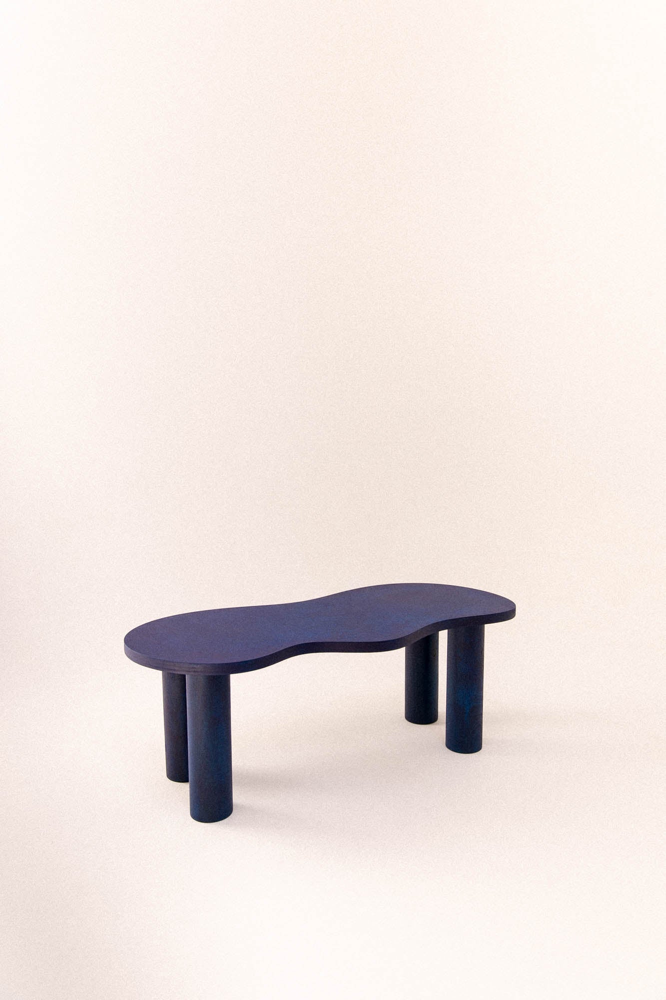 Table basse HARICOT bleue – modèle d’exposition