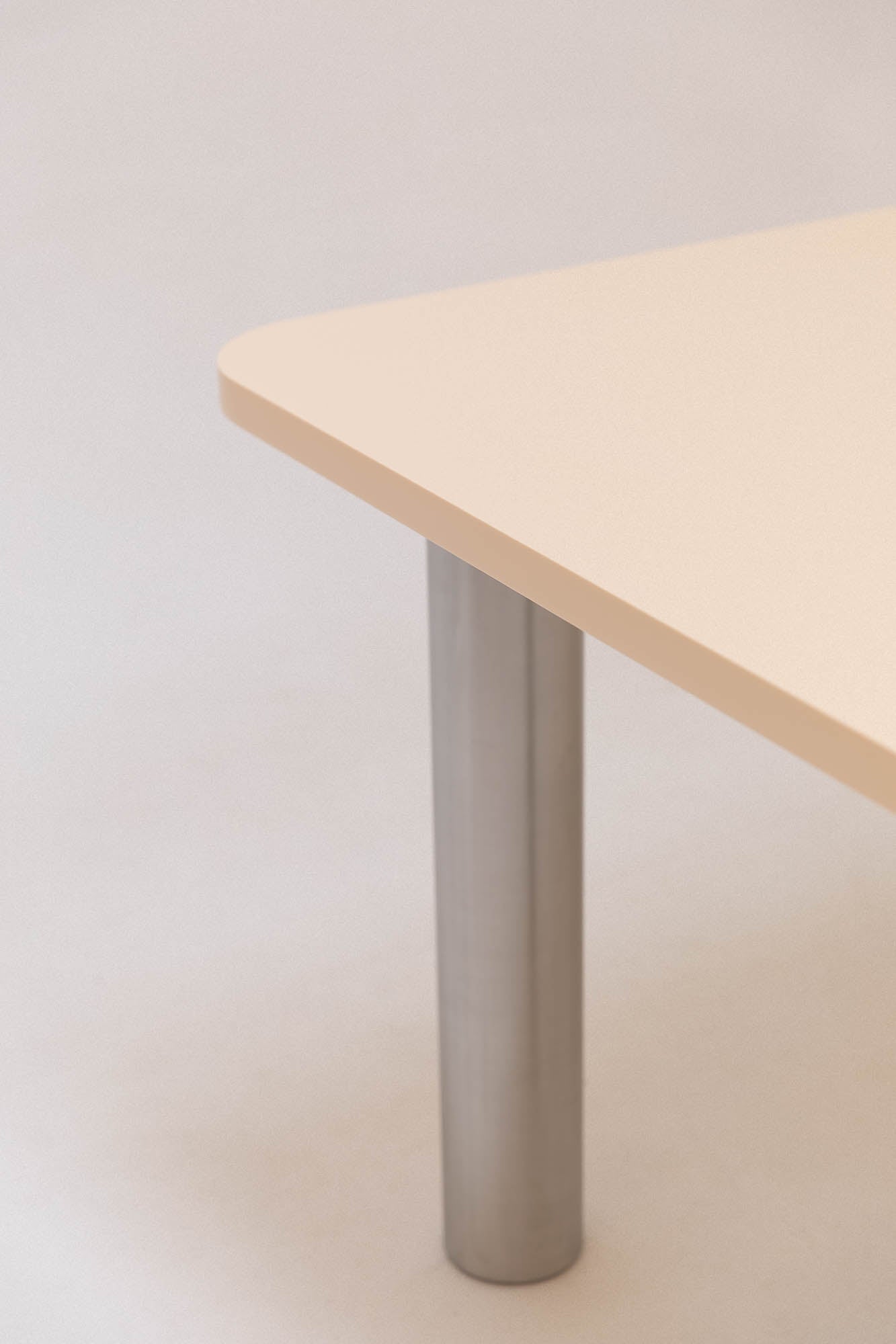 Table à manger SEQUOIA résine intégrale