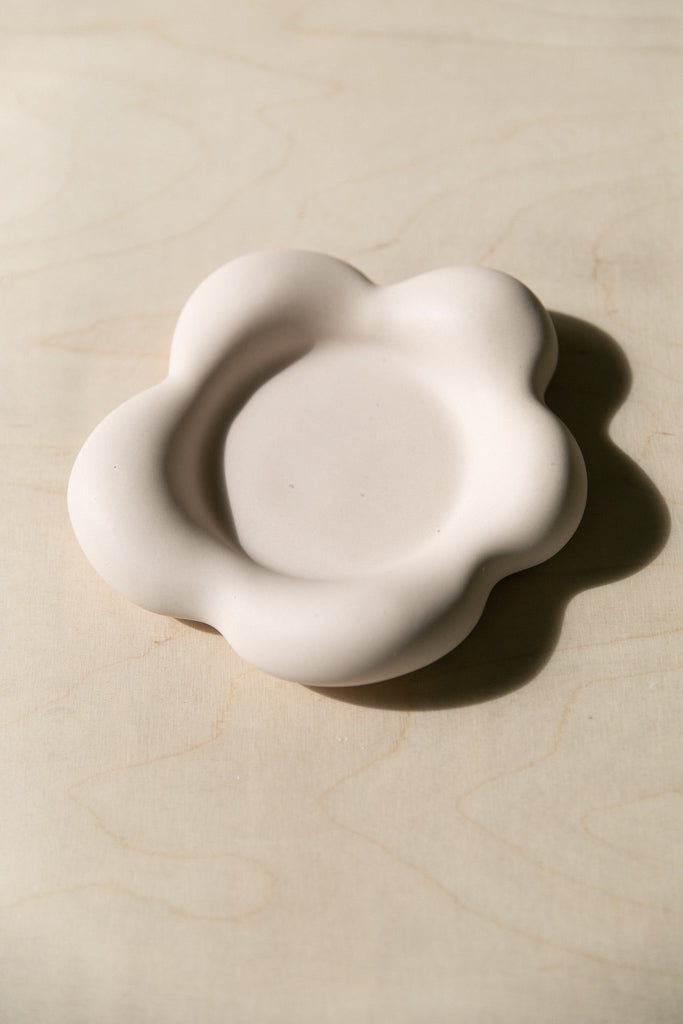 Grand vide poche fleur en jesmonite