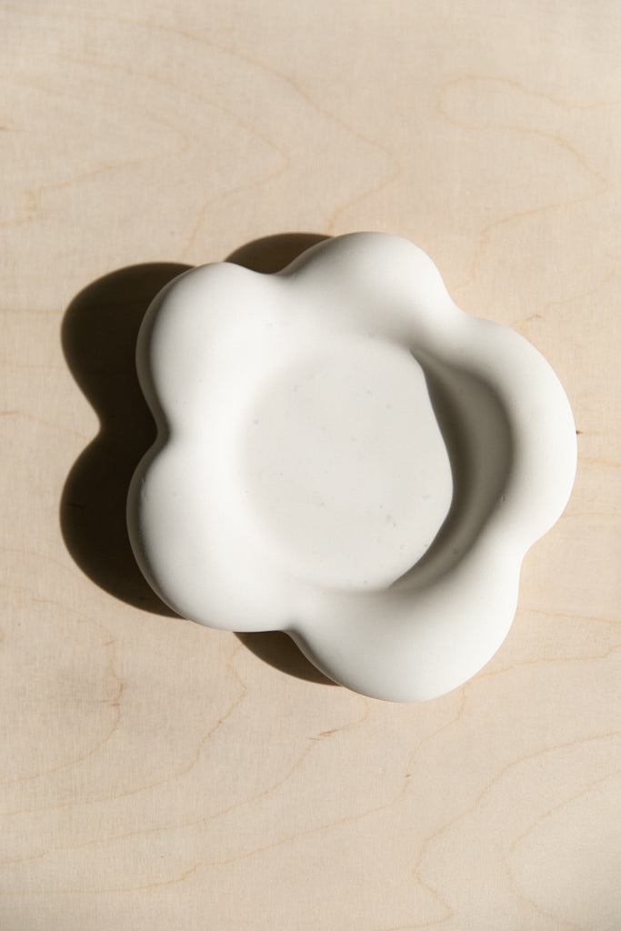 Grand vide poche fleur en jesmonite