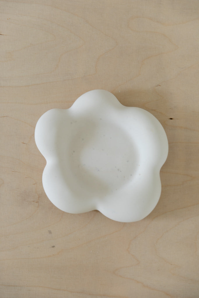 Grand vide poche fleur en jesmonite