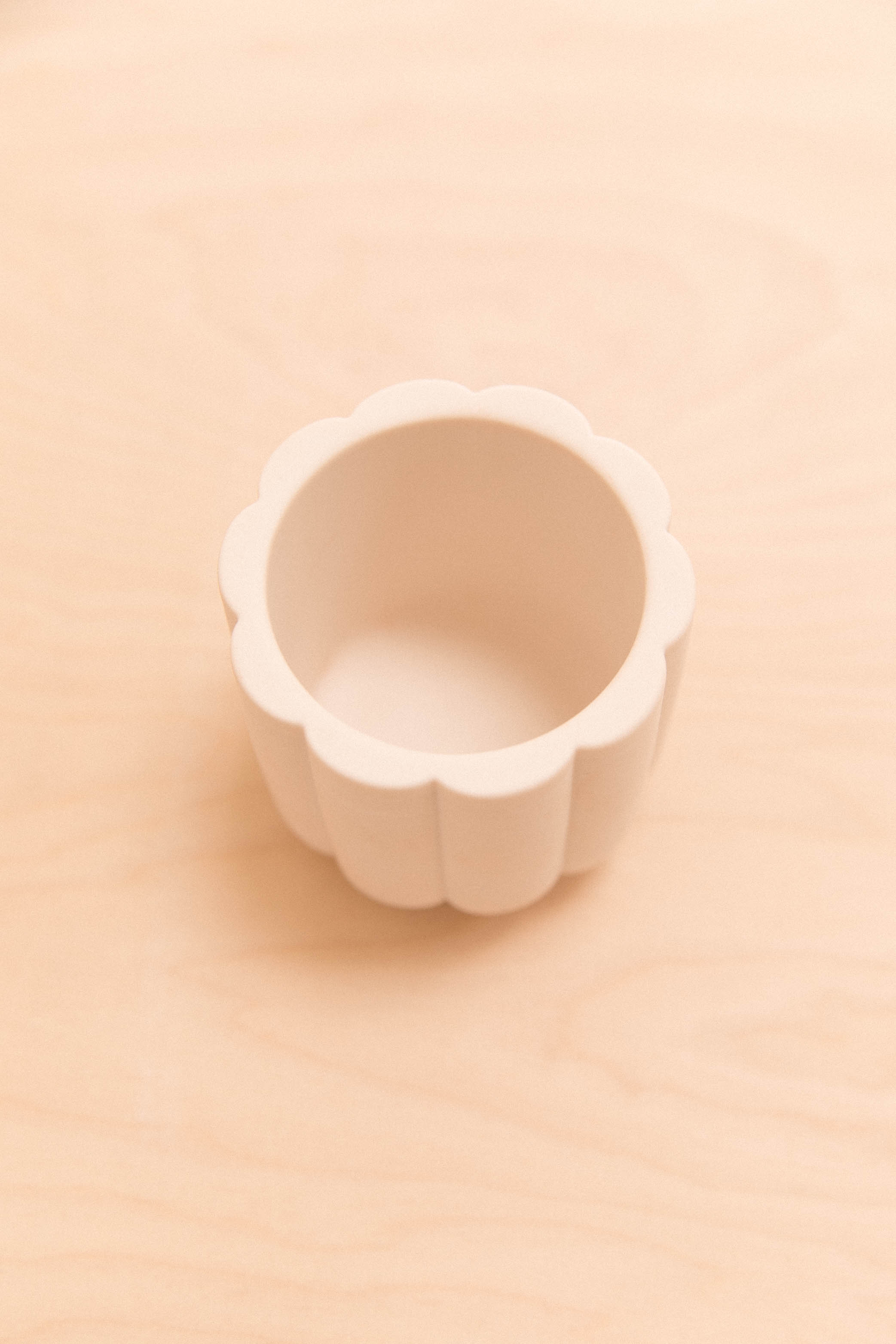 Pot forme fleur en jesmonite imparfait